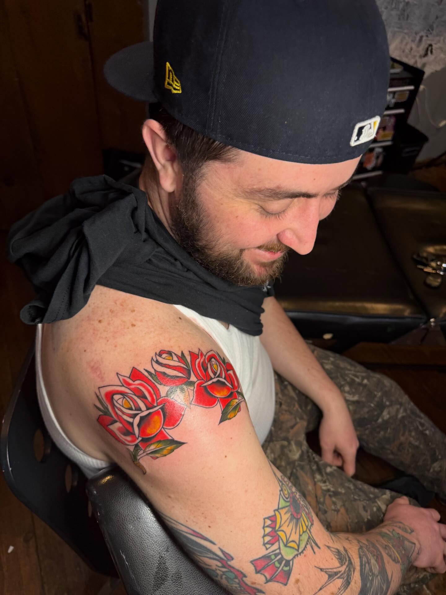 Roses American traditional tattoo on the shoulder by Michela's Tattoo's