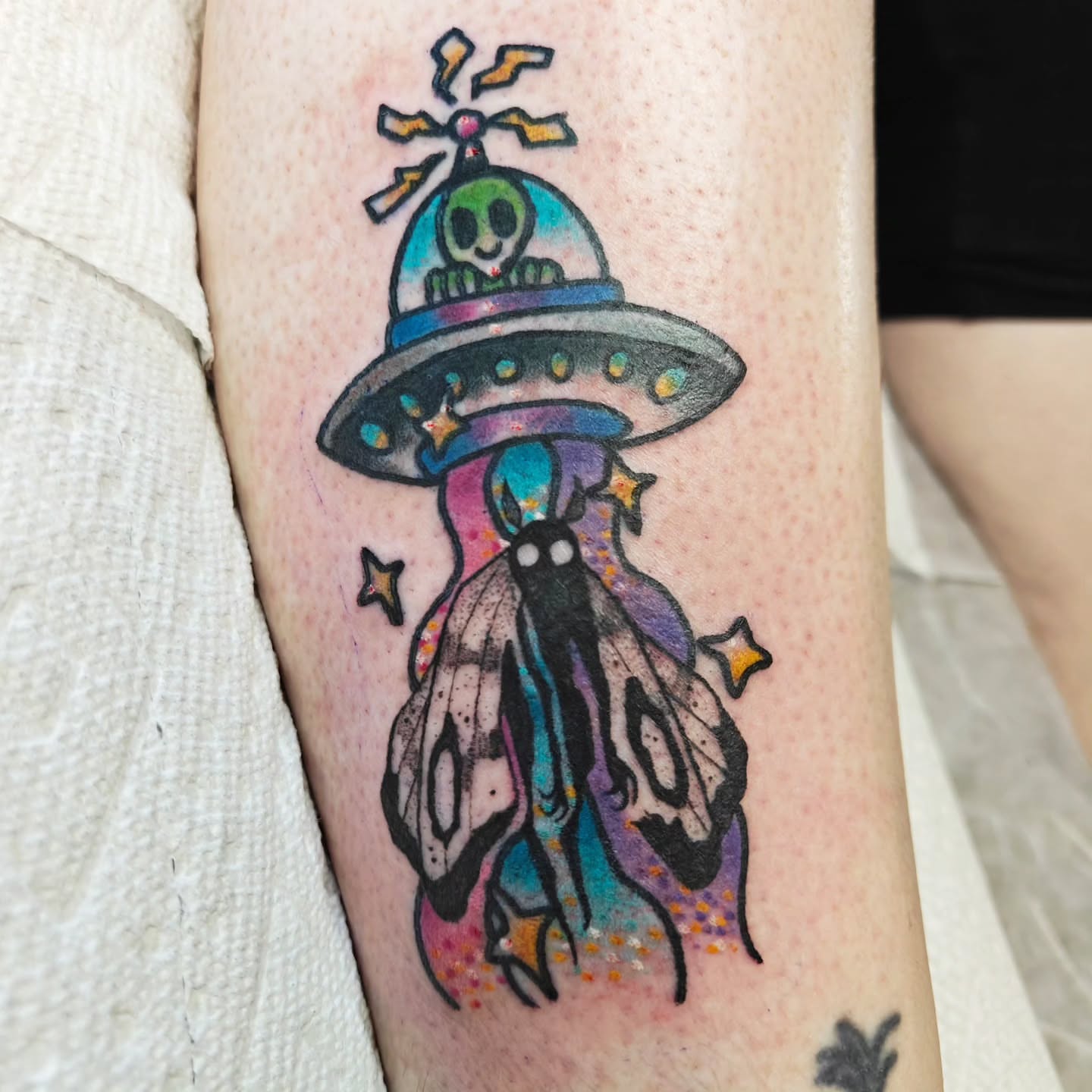 Alien abduction dotwork tattoo on the thigh by Meg