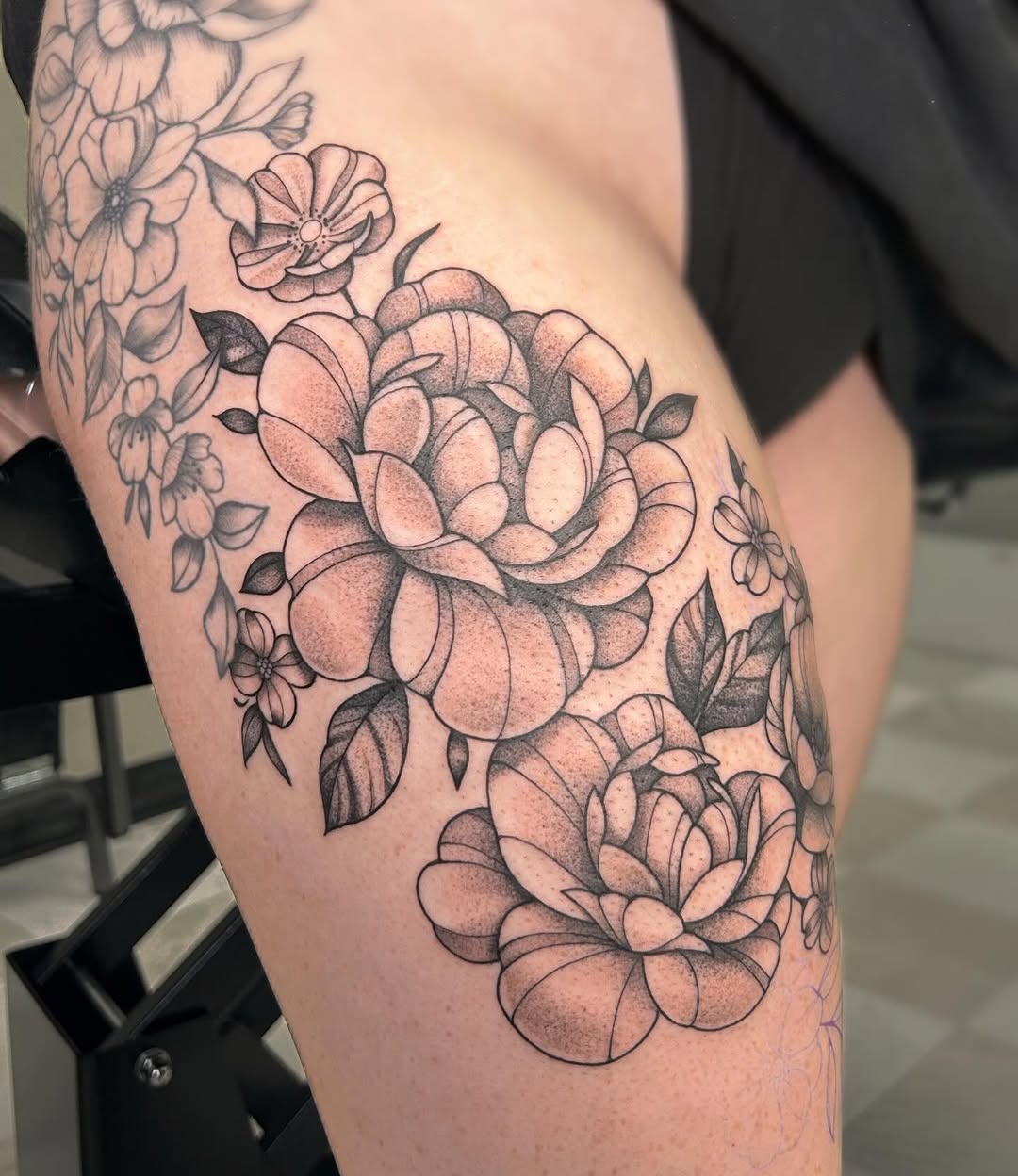 Floral arrangement dotwork tattoo on the thigh by kuna ink