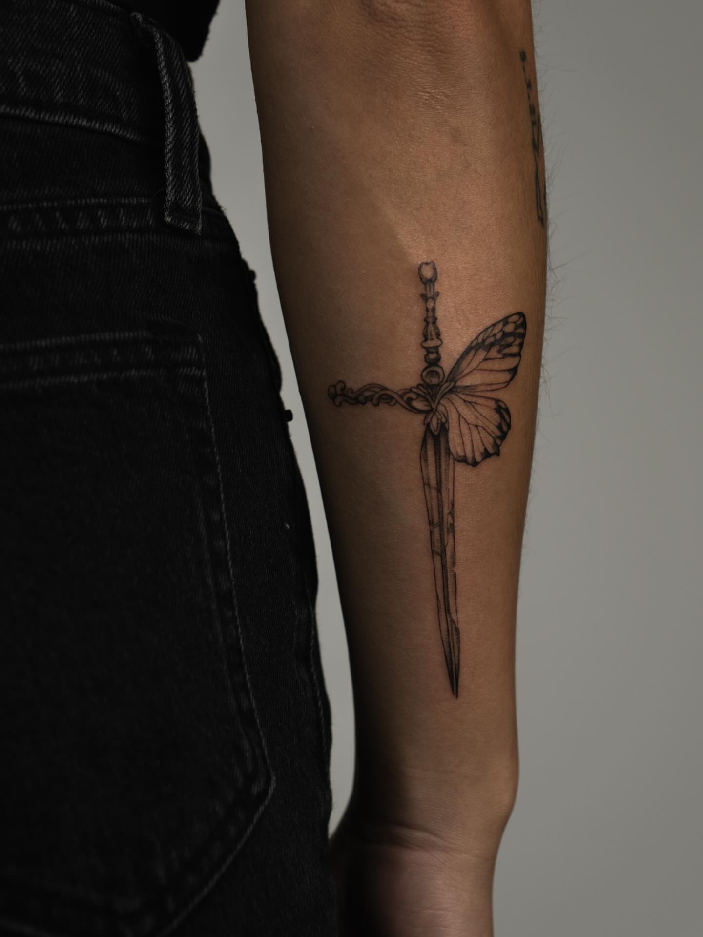Knife and butterfly black and grey tattoo on the forearm by ᴛᴀᴛᴛᴏᴏ ᴀʀᴛɪꜱᴛ 📍Portland, OR