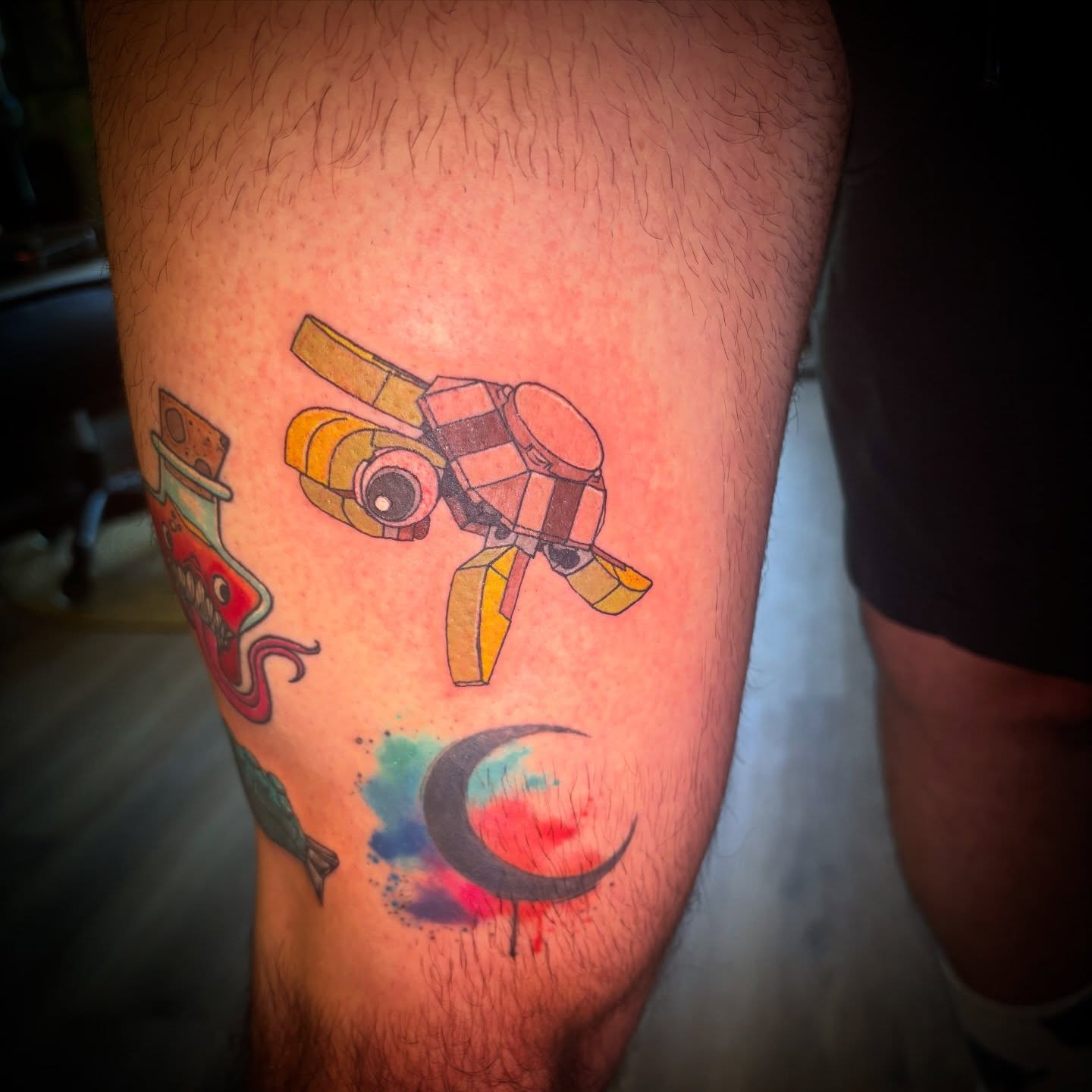 Mecha robot geometric tattoo on the thigh by Kiwi🌱☀️