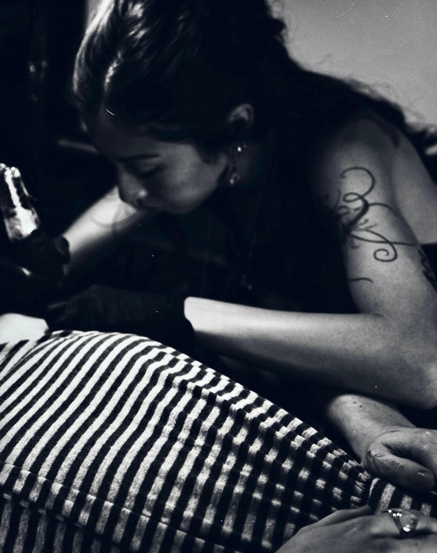 Scrollwork black and grey tattoo on the upper arm by Lauren ๐