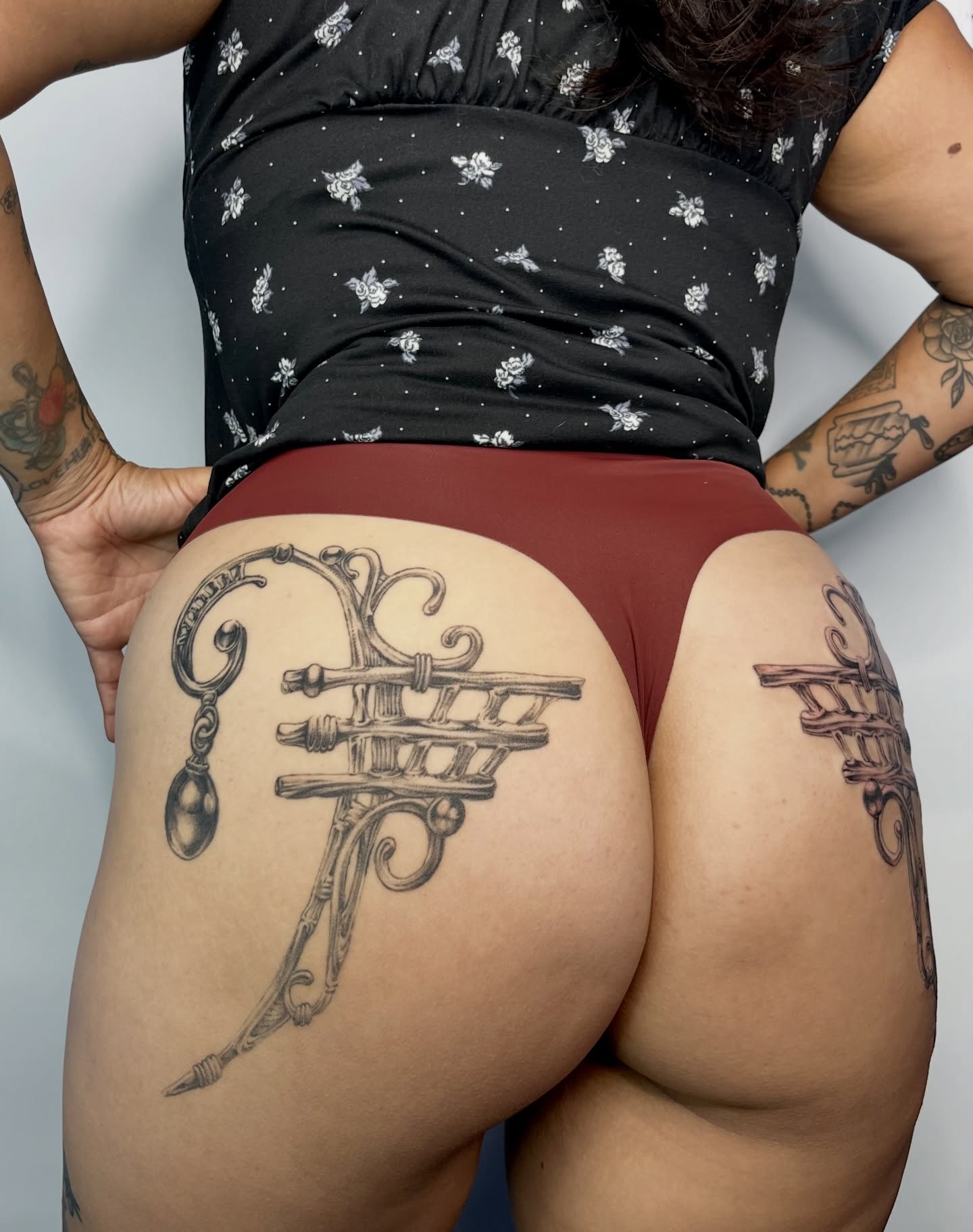 Ornamental bracket ornamental tattoo on the thigh by Lauren ๐