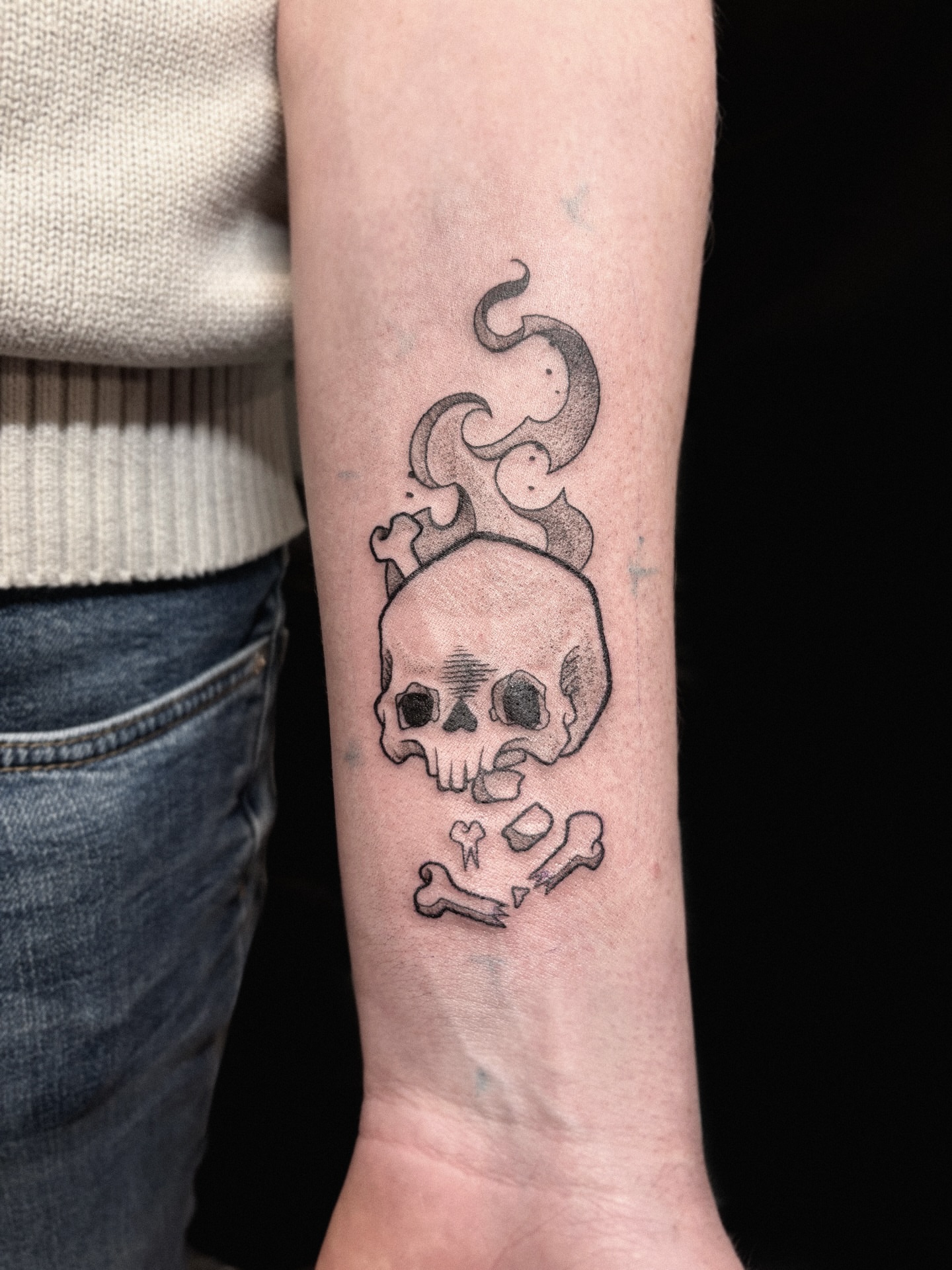 Smoking skull black and grey tattoo on the forearm by ๐ฎ๐๐๐๐๐๐๐๐๐๐๐ โฑ ๐พ๐๐๐๐ ๐ฟ๐๐๐๐๐
