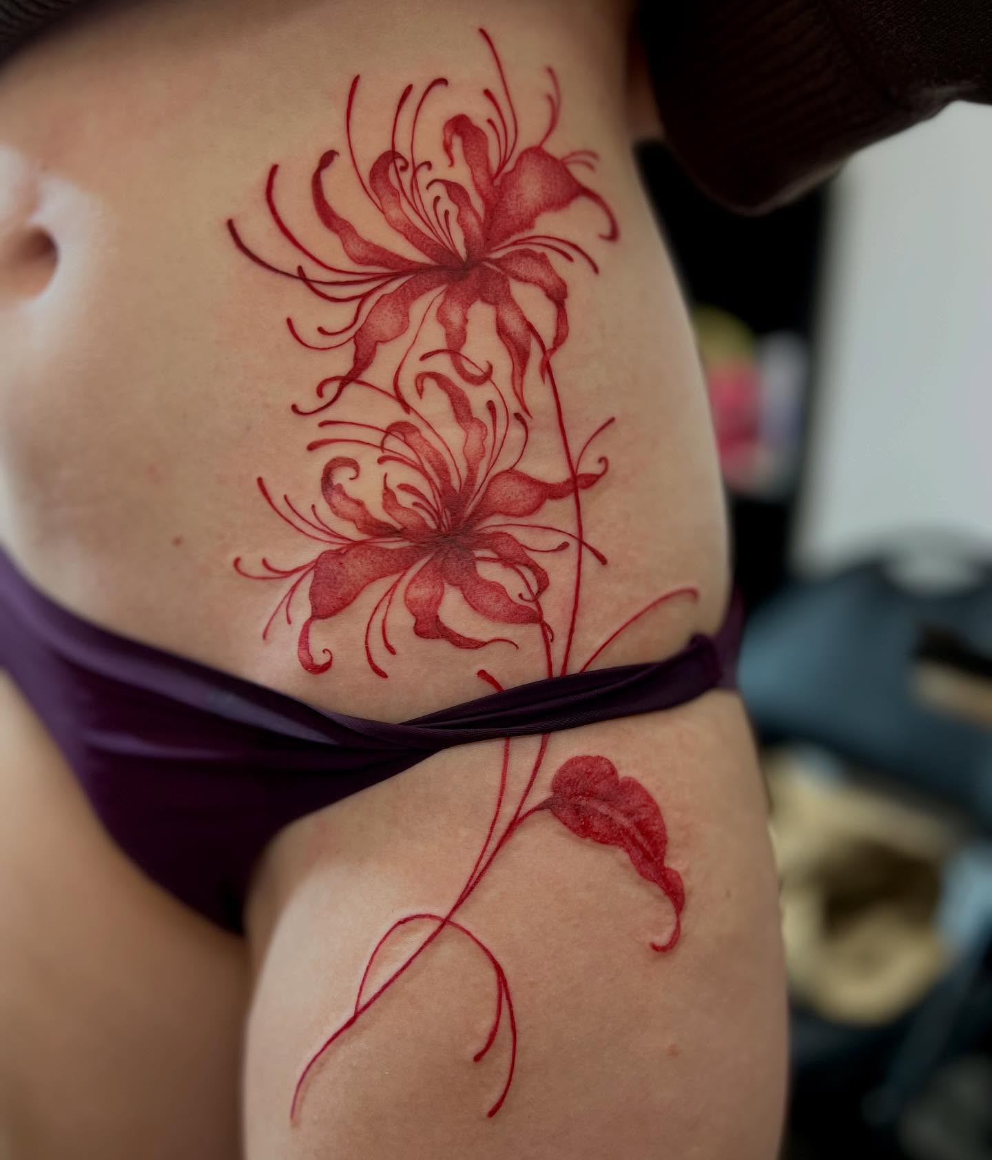 Lilies dotwork tattoo on the thigh by 𝖑𝖎𝖑 𝖗𝖎𝖘𝖘