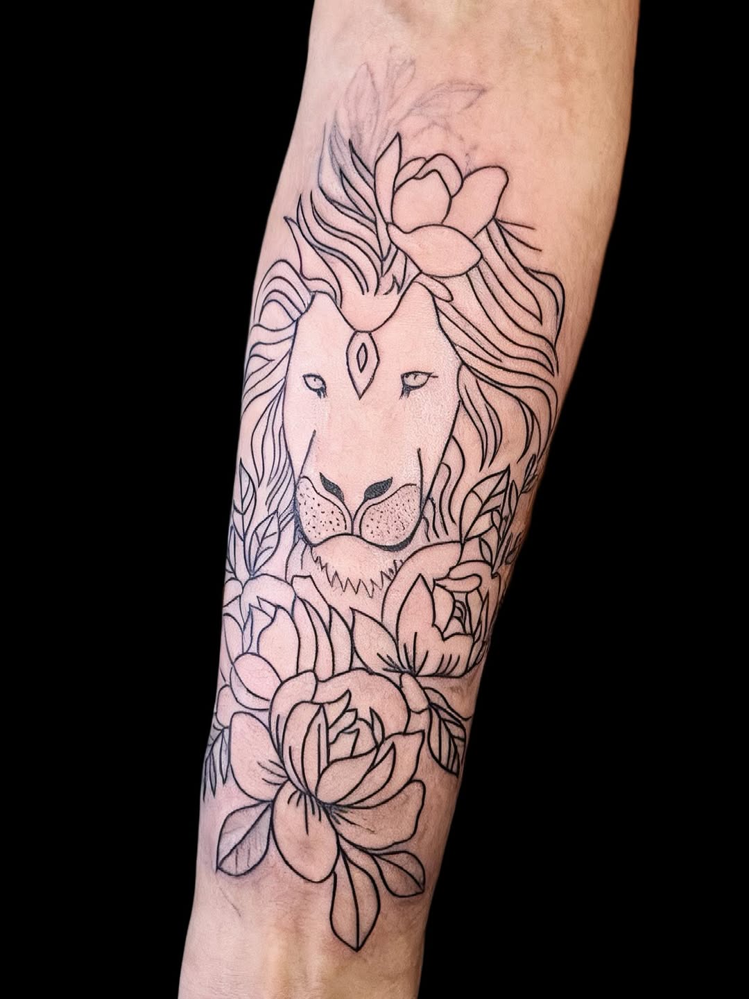 Lion and flowers ornamental tattoo on the forearm by 𝒯𝒶𝓉𝓈𝑜𝓊𝓁 𝒷𝓎 C𝓁𝒶𝓊𝒹𝒾𝒶