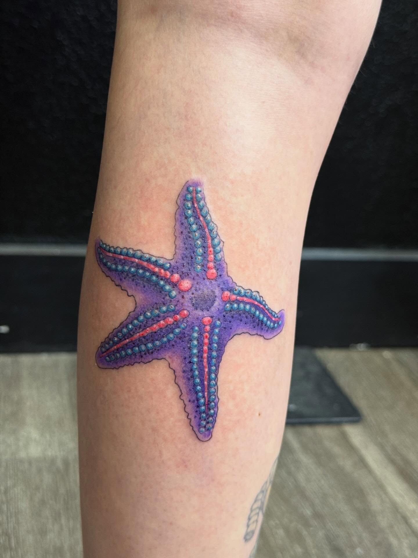 Tattoo by @trinatatuaje β dotwork