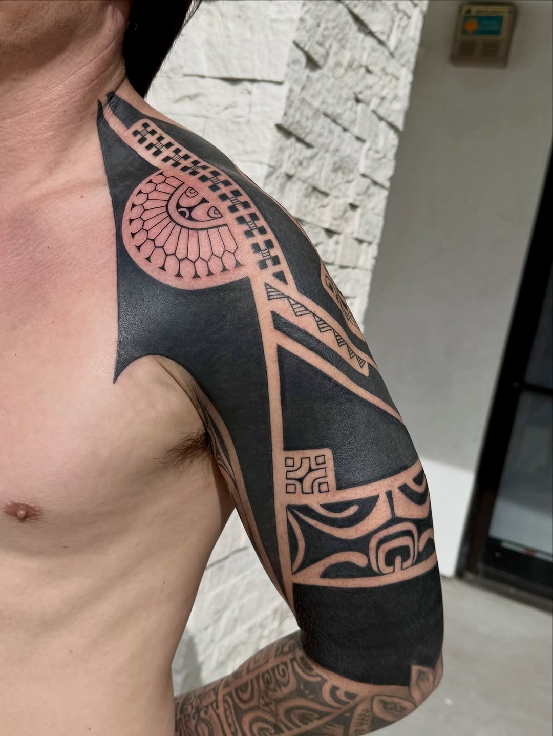 Geometric tribal pattern tribal tattoo on the upper arm by Healoha “Lindelle” Kamanu