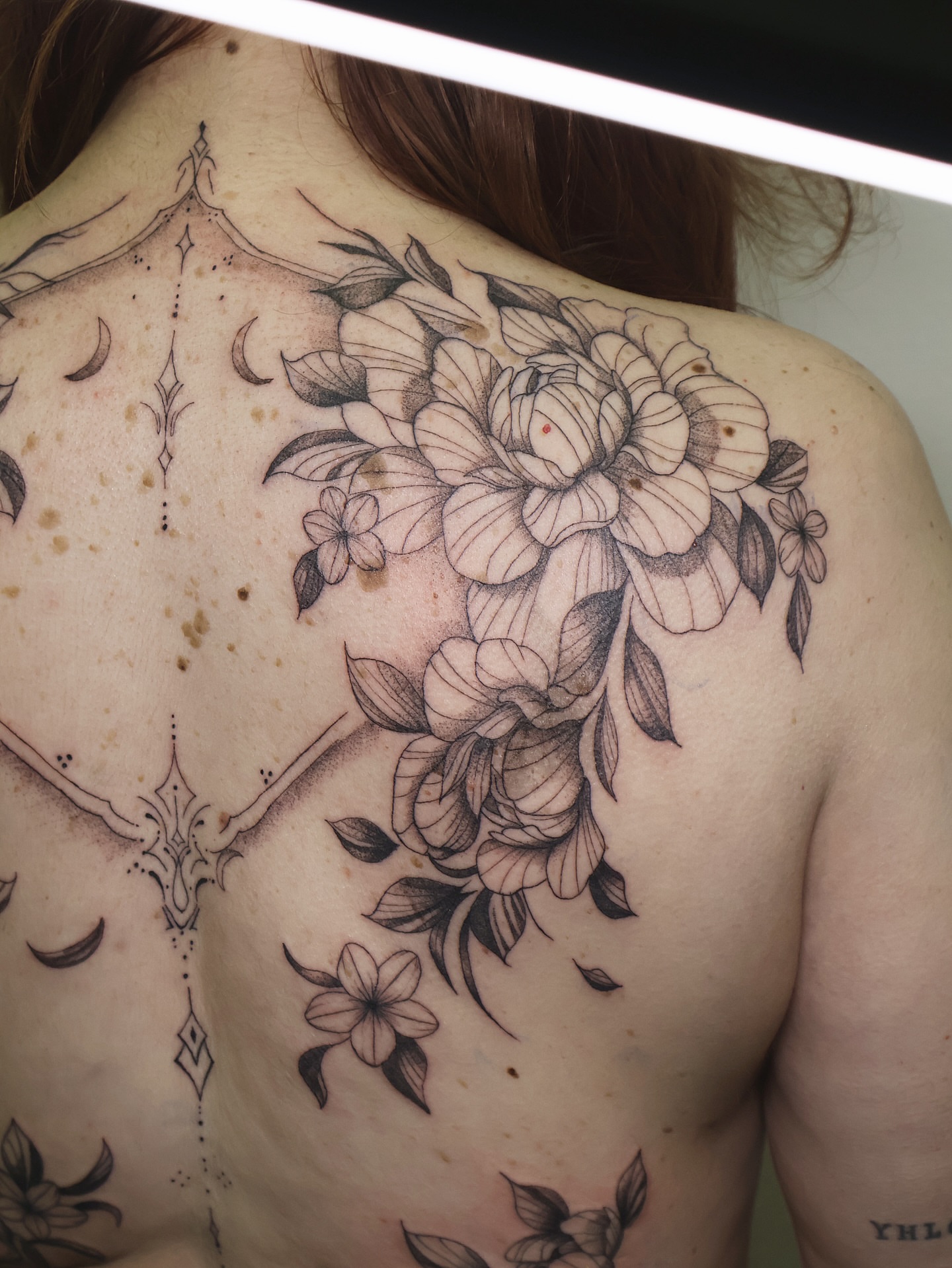 Floral bouquet ornamental tattoo on the back by 𝑭𝒊𝒏𝒆 𝑳𝒊𝒏𝒆 𝑻𝒂𝒕𝒕𝒐𝒐’𝒔
