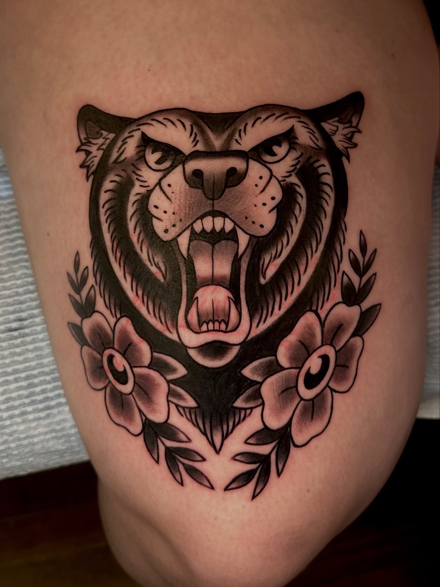 Roaring bear with flowers American traditional tattoo on the thigh by 𝔪𝔞𝔩𝔢𝔯𝔦𝔢 𝔫𝔢𝔳𝔢𝔯𝔪𝔬𝔯𝔢 🐦‍⬛ 𝔫𝔢𝔴 𝔧𝔢𝔯𝔰𝔢𝔶 𝔱𝔞𝔱𝔱𝔬𝔬