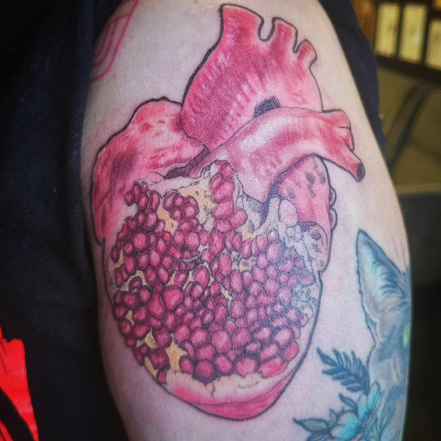 Heart and pomegranate realism tattoo on the upper arm by Ari 💠🧜‍♂️🐟🎨🦑🐚💠