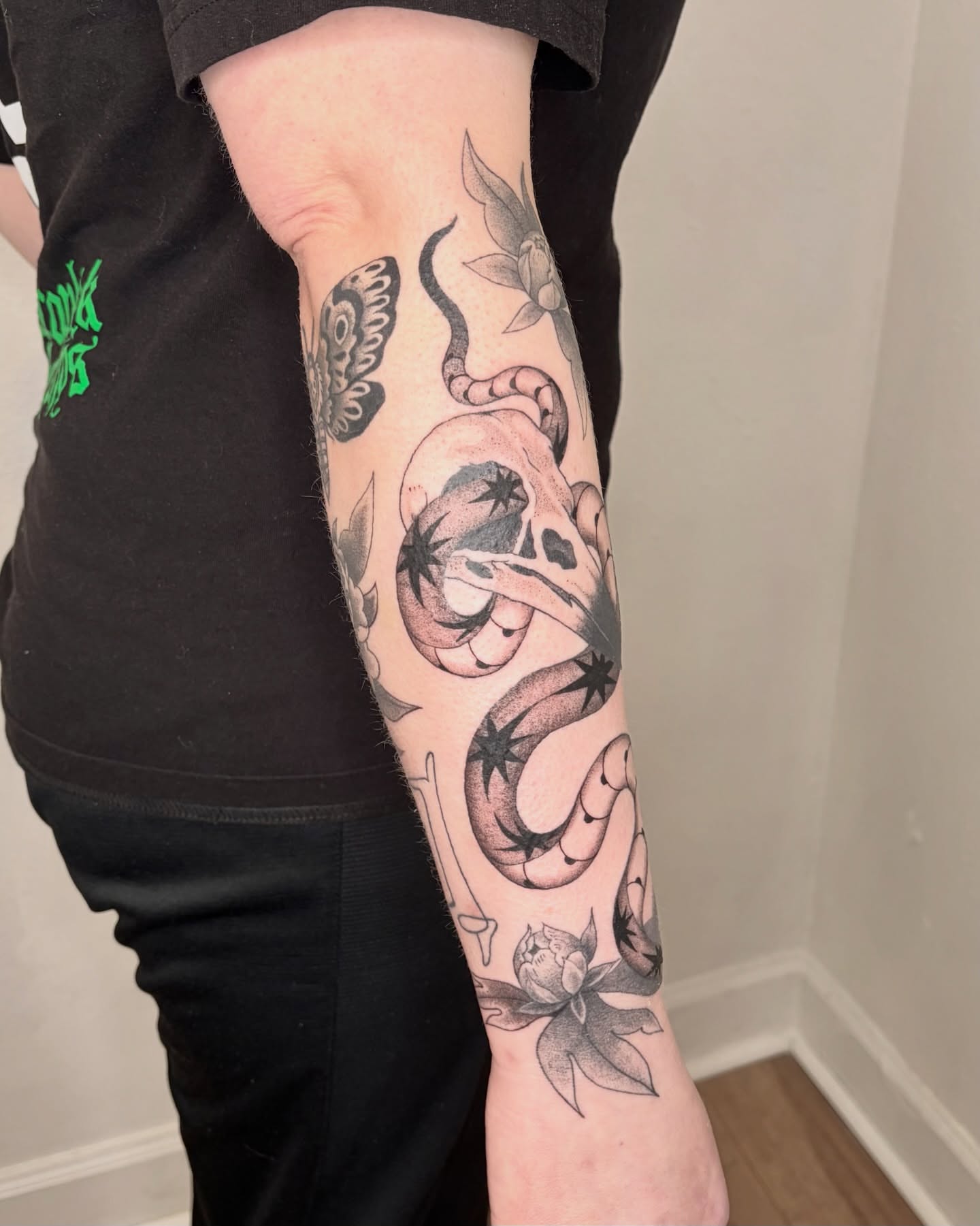 Tattoo by @siltyloamtattoo — black_and_grey, dotwork