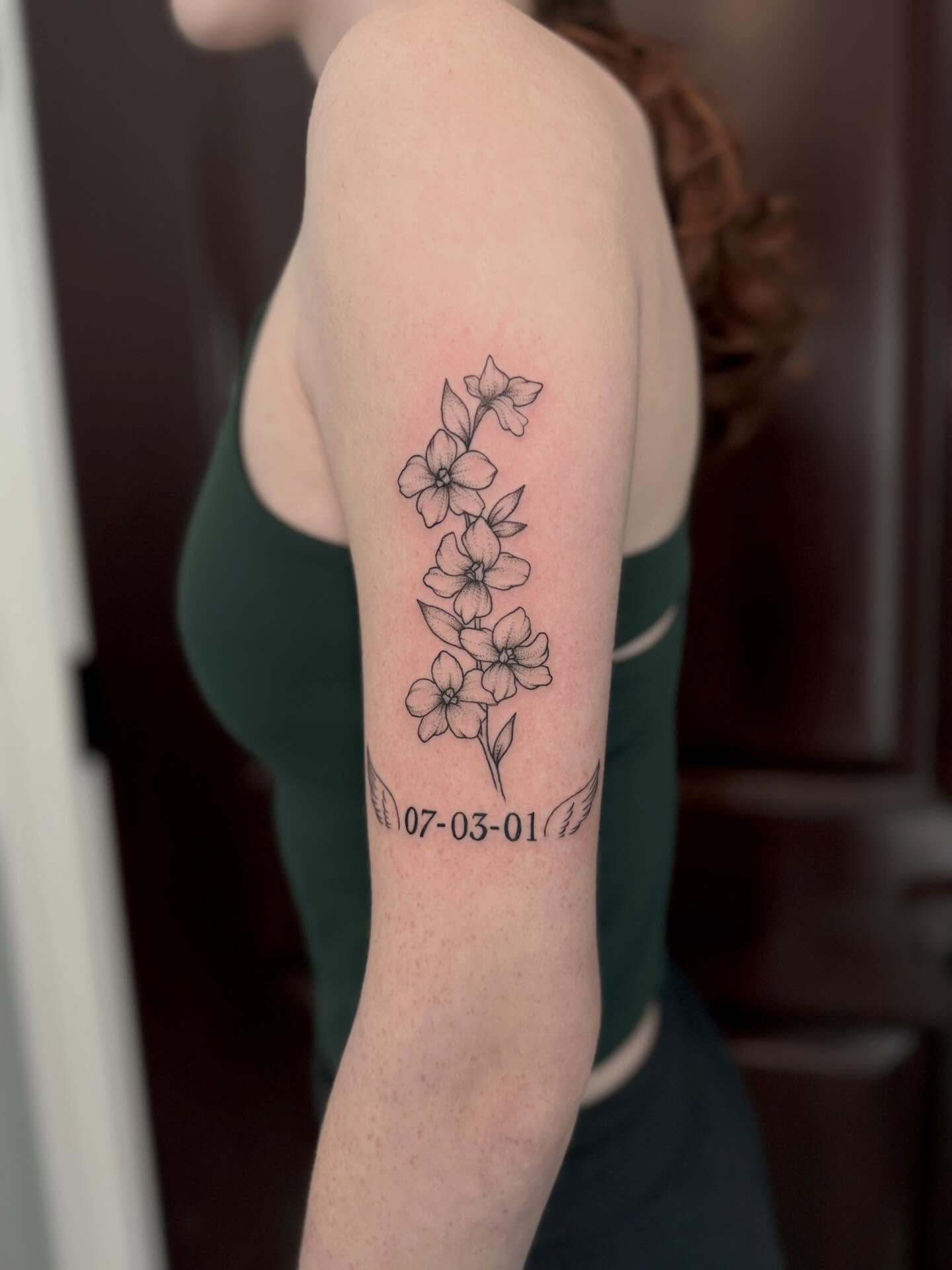 Flowers fine line tattoo on the forearm by Ana Blatt