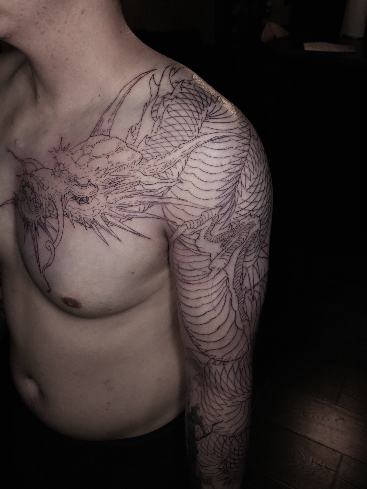 Dragon realism tattoo on the shoulder by Gerardo Brawder