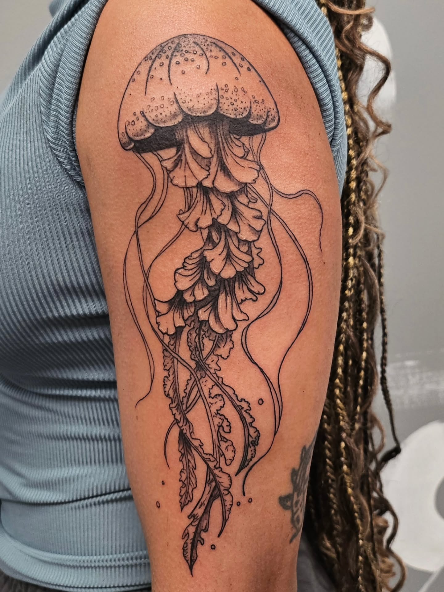 Jellyfish dotwork tattoo on the upper arm by 𝕸 𝖆 𝖓 𝖔 𝖑 𝖔