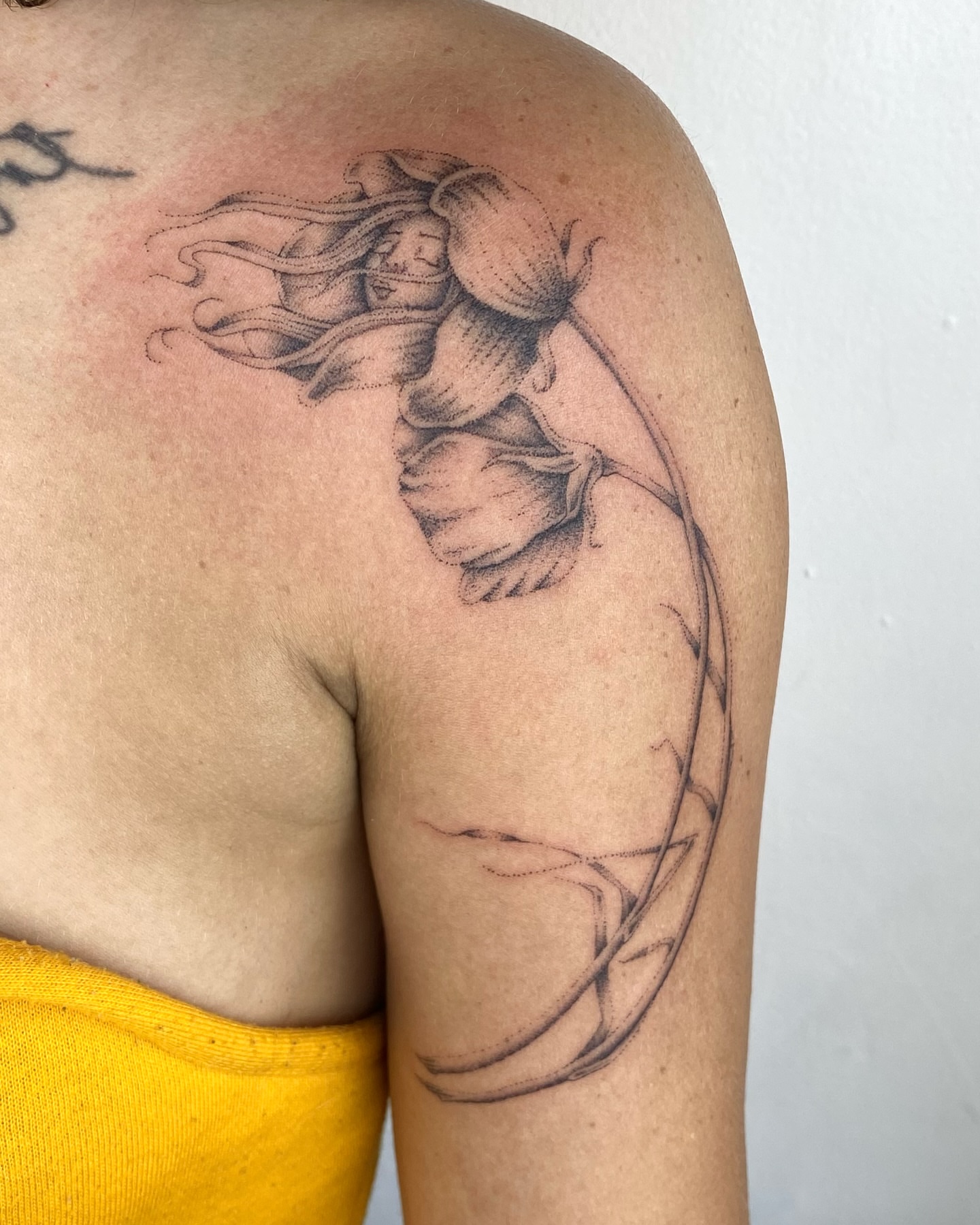 Woman with flower realism tattoo on the shoulder by ๐ป๐๐๐๐๐๐๐ โงห*ยฐเฟ