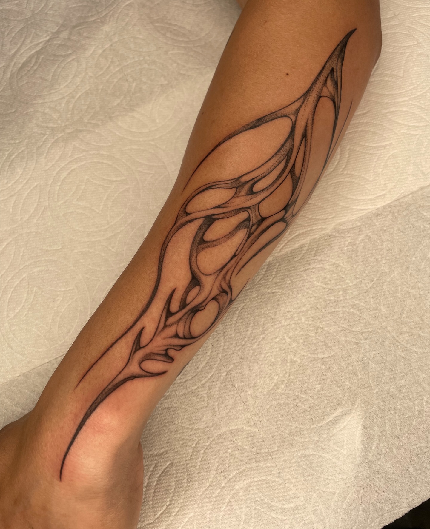 Flame tribal tattoo on the forearm by 𝕮𝖆𝖗𝖔𝖑𝖎𝖓𝖊 𝕽𝖆𝖊 𝕽𝖔𝖇𝖎𝖓𝖘𝖔𝖓, Los Angeles, California
