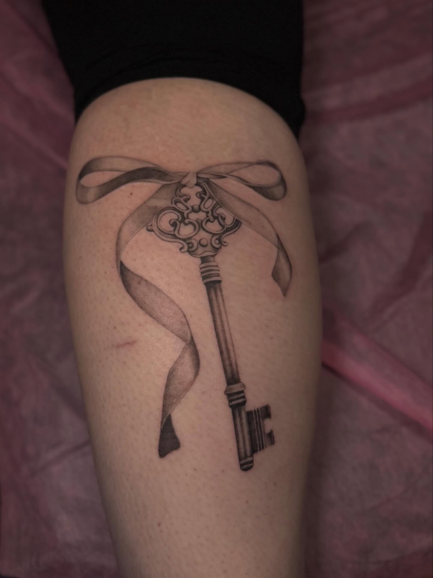 Tattoo by @annaainkk — black_and_grey