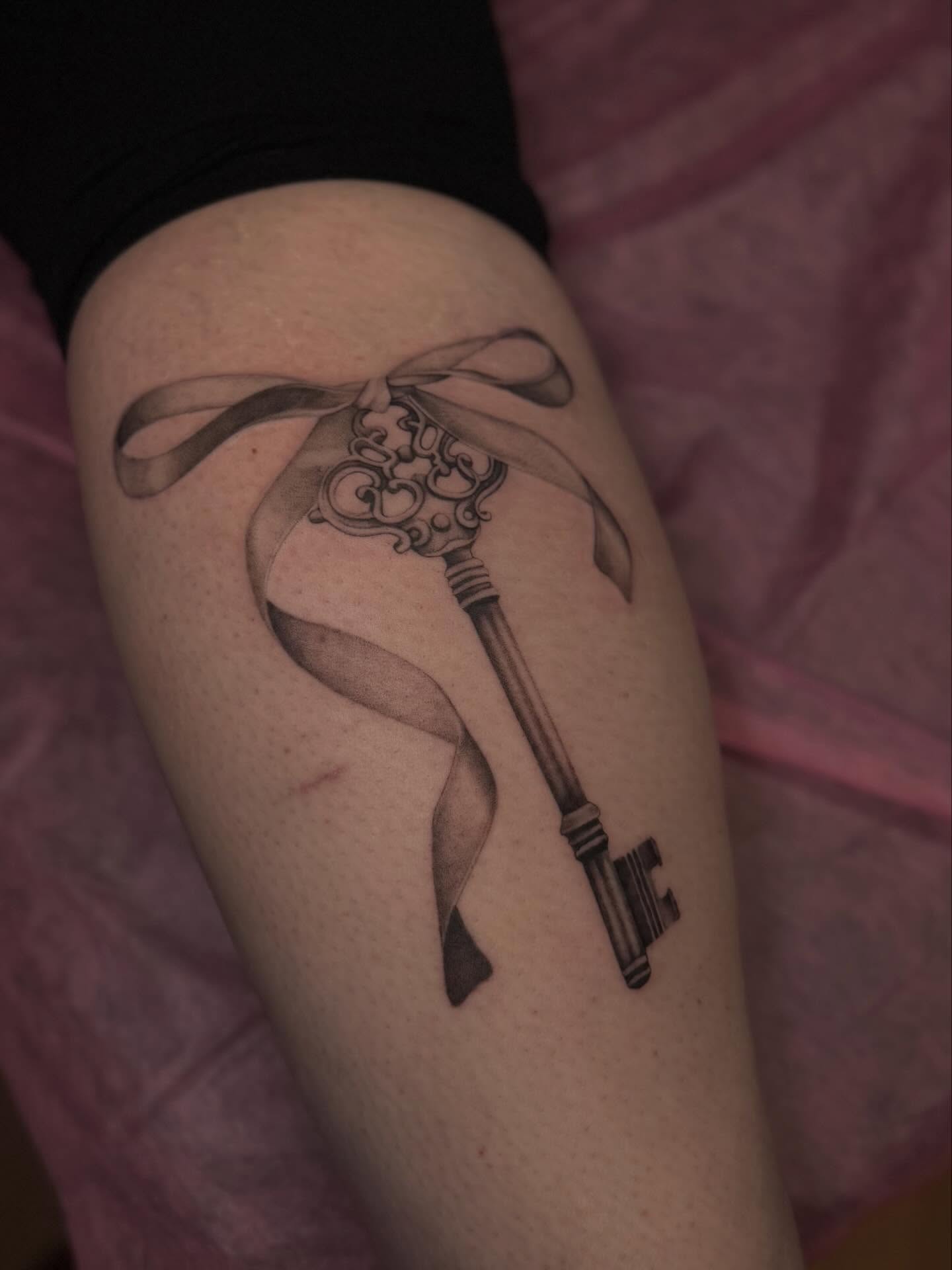 Tattoo by @annaainkk — black_and_grey