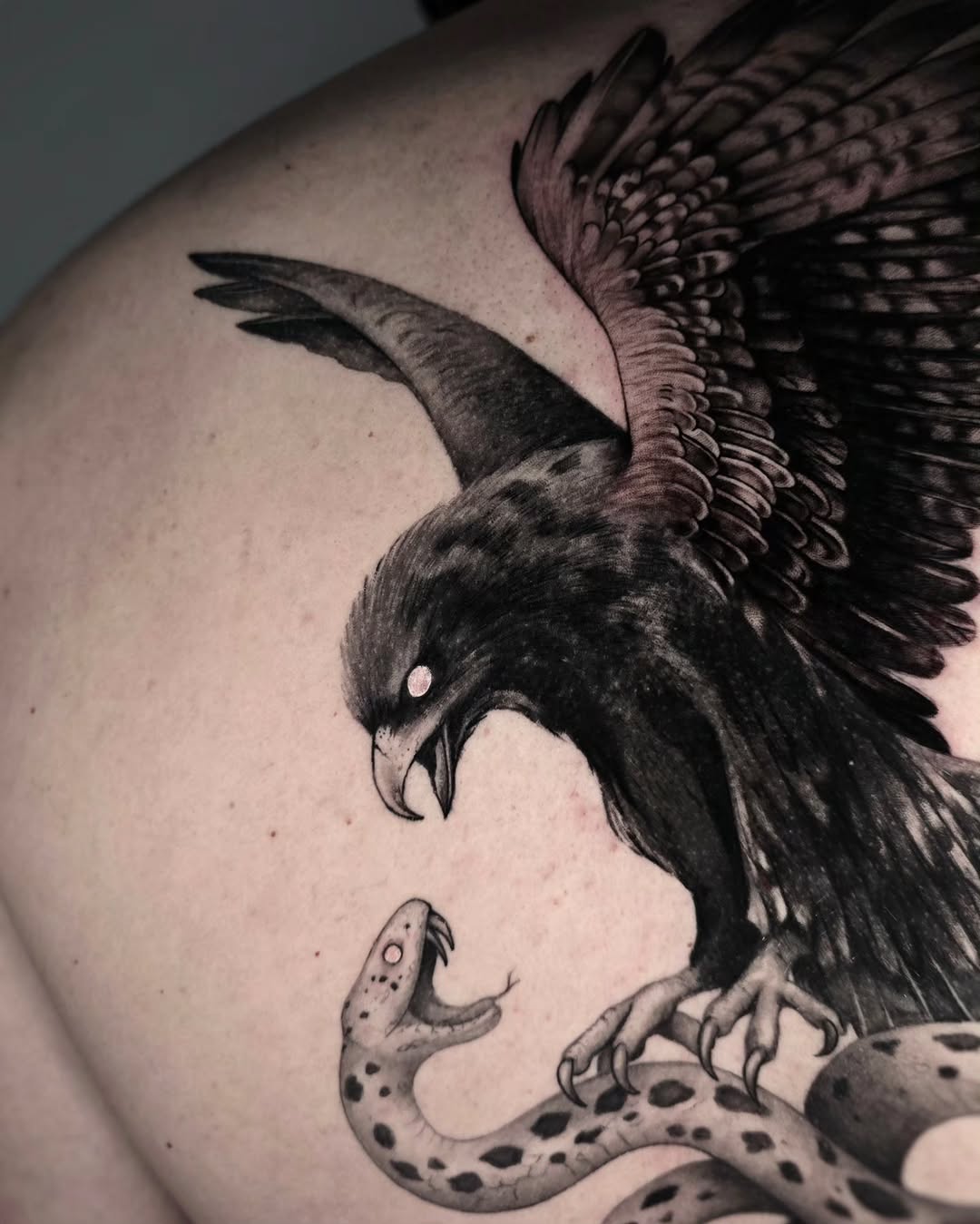 Eagle attacking snake realism tattoo on the shoulder by ʙʀɪᴀɴɴᴀ 𝒁𝑶𝑴𝑩𝑹𝑰𝑬 ᴛᴀᴛᴛᴏᴏꜱ