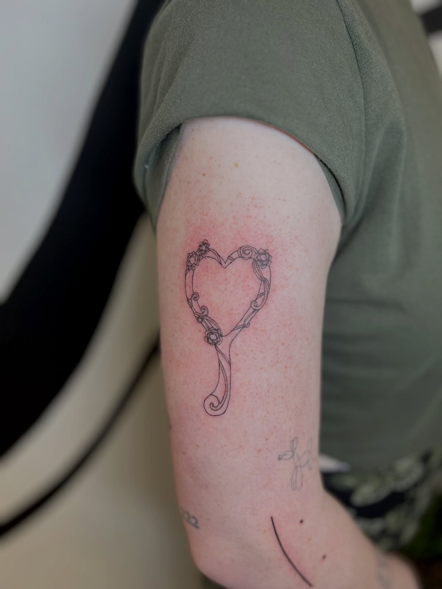 Heart with floral elements fine line tattoo on the forearm by ✿ 𝐉𝐮𝐝𝐢 ✿ 𝐒𝐋𝐂, 𝐔𝐓 𝐅𝐢𝐧𝐞 𝐋𝐢𝐧𝐞 𝐓𝐚𝐭𝐭𝐨𝐨𝐬