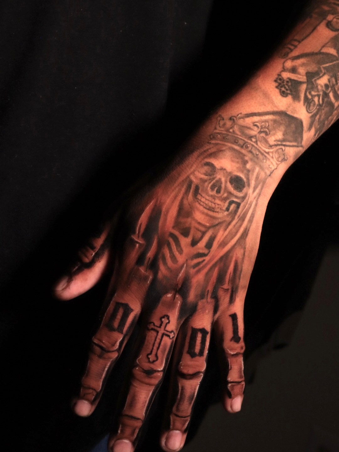 Skull and crown realism tattoo on the hand by Mr Letters🗡️