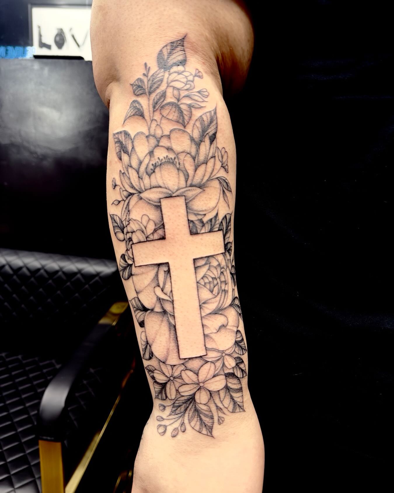Cross and floral black and grey tattoo on the forearm by ๐๐ช๐ฝ๐ฑ๐ ๐๐ฒ๐ป๐ต ๐ฃ๐ช๐ฝ๐ฝ๐ธ๐ธ