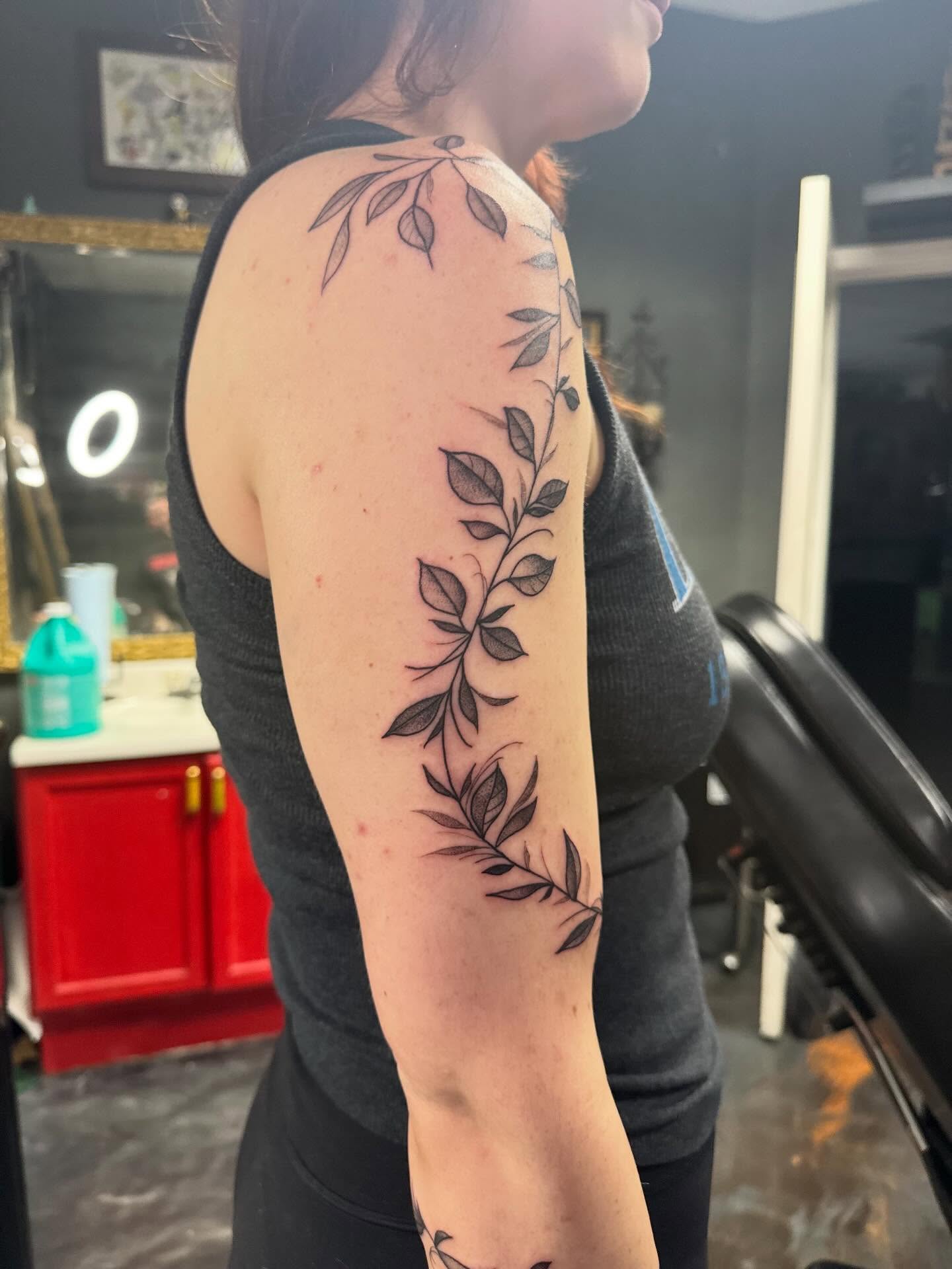 Leaf vine black and grey tattoo on the upper arm by Kyle Haitch, Las Vegas, Nevada