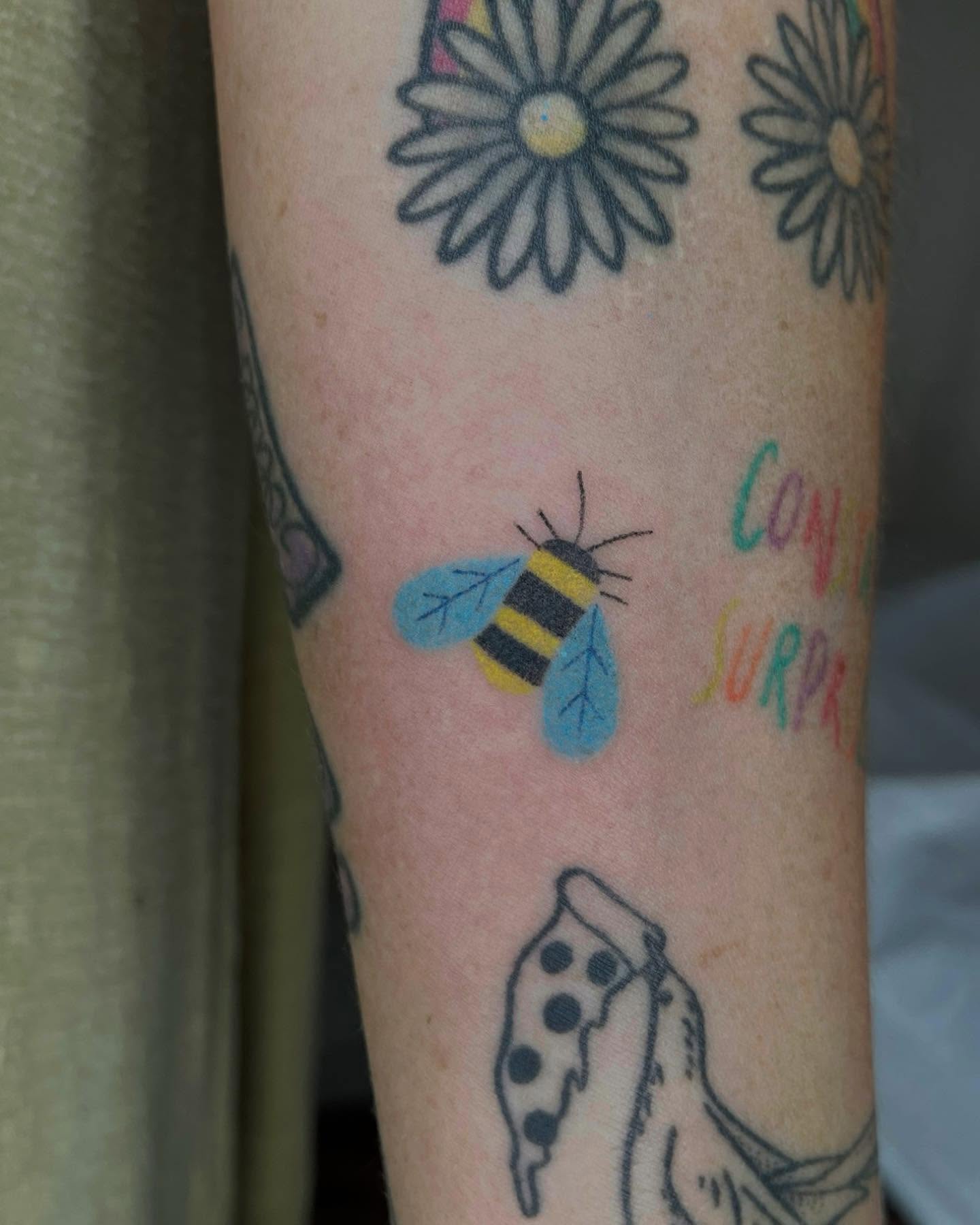 Bee and daisies new school tattoo on the forearm by Jenna