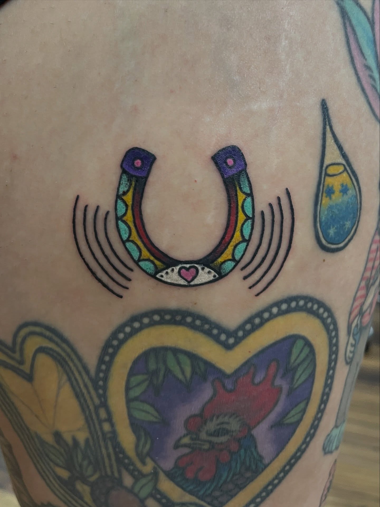 Horseshoe American traditional tattoo on the thigh by πΌπ
ππΎπππππ