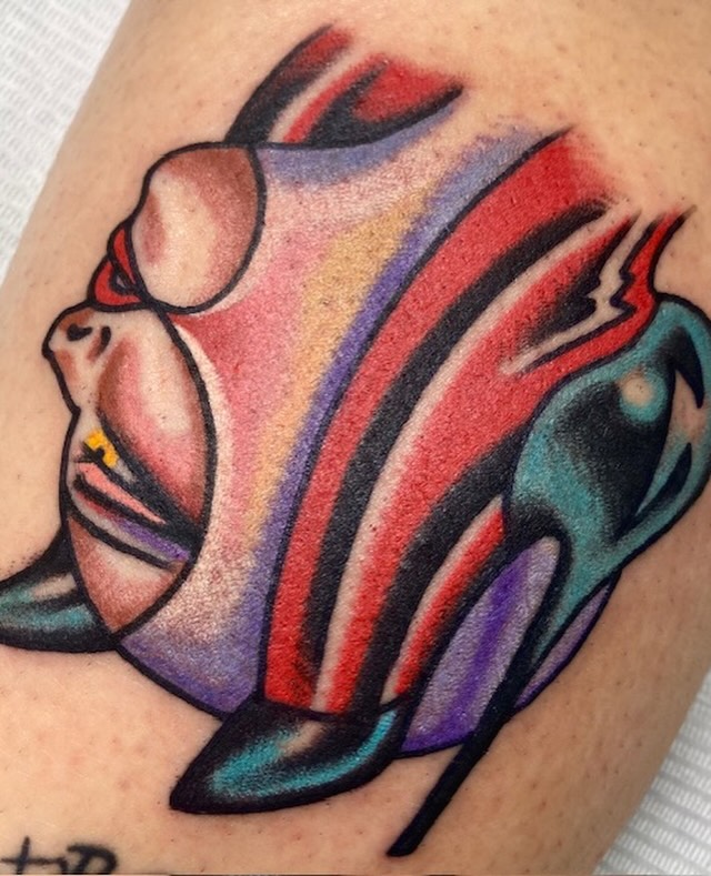 Angelfish American traditional tattoo on the upper arm by ⛓️ L̷i̷n̷n̷e̷a̷⛓️, Las Vegas, Nevada