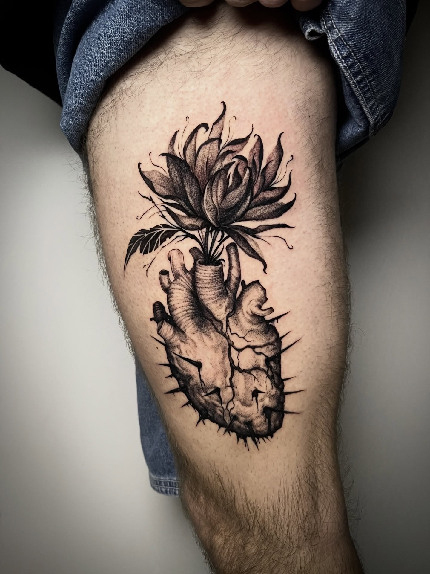 Heart and flower realism tattoo on the thigh by Xavi Xiva TATTOO