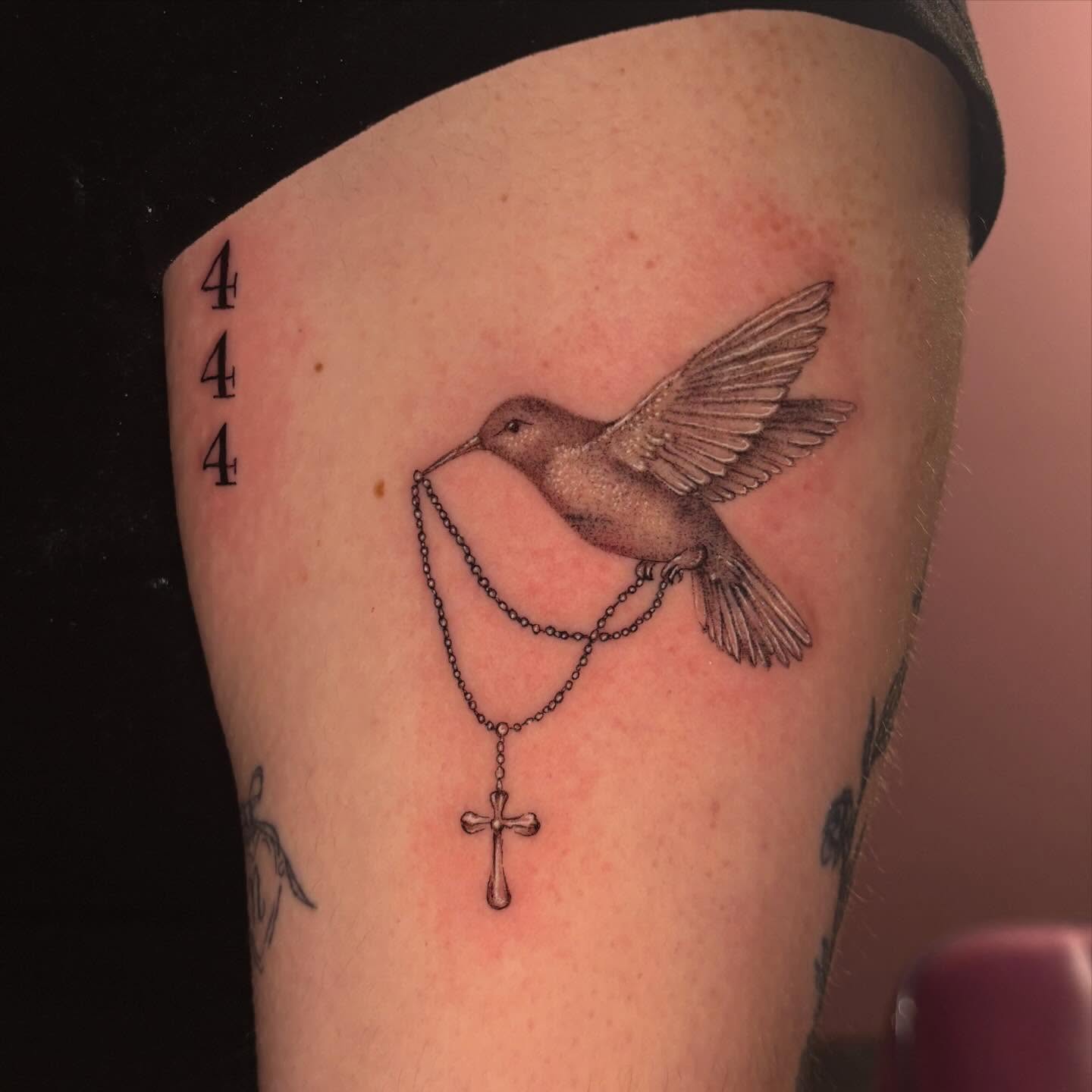 Hummingbird and rosary black and grey tattoo on the thigh by ★𝔗𝔞𝔱𝔱𝔬𝔬𝔰 𝔟𝔶 𝔗𝔢𝔞𝔙𝔞𝔫𝔊𝔬𝔤𝔥 ★