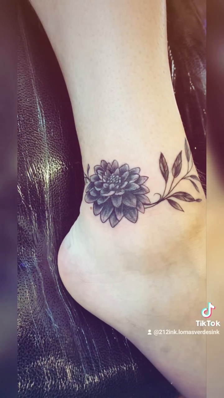 Flower and leaves neo-traditional tattoo on the foot by Tatuajes Betto Ink Tattoo