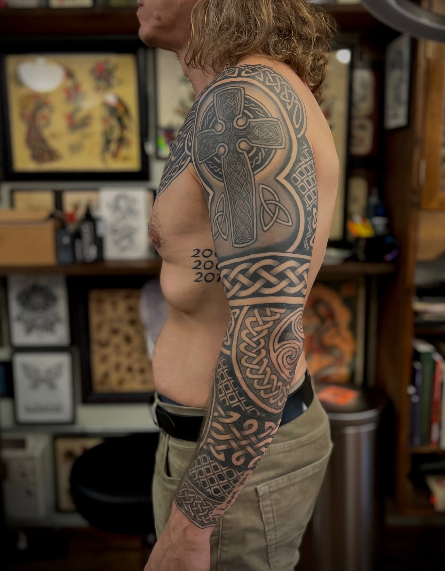 Celtic knotwork black and grey tattoo on the upper arm by Brian Visser