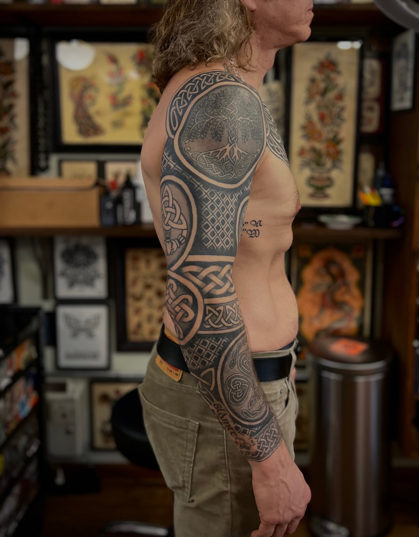 Celtic knotwork geometric tattoo on the upper arm by Brian Visser