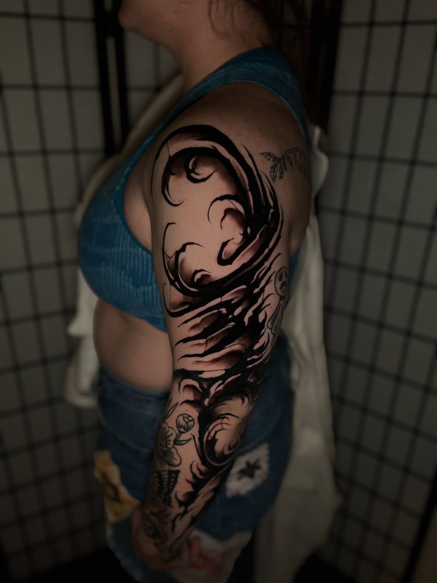 Abstract swirl black and grey tattoo on the upper arm by Mant
