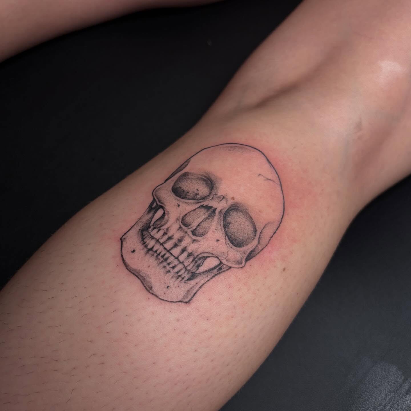Skull black and grey tattoo on the forearm by amy mangeri ๐ฆ