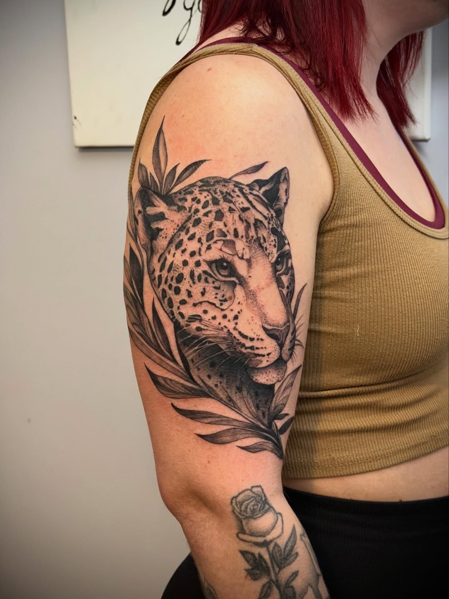 Leopard realism tattoo on the upper arm by Kbtattz