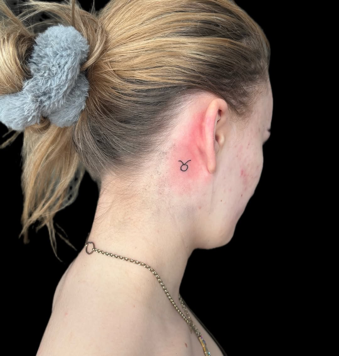 Taurus zodiac symbol minimalist tattoo on the neck by 𝒯𝒶𝓉𝓈𝑜𝓊𝓁 𝒷𝓎 C𝓁𝒶𝓊𝒹𝒾𝒶