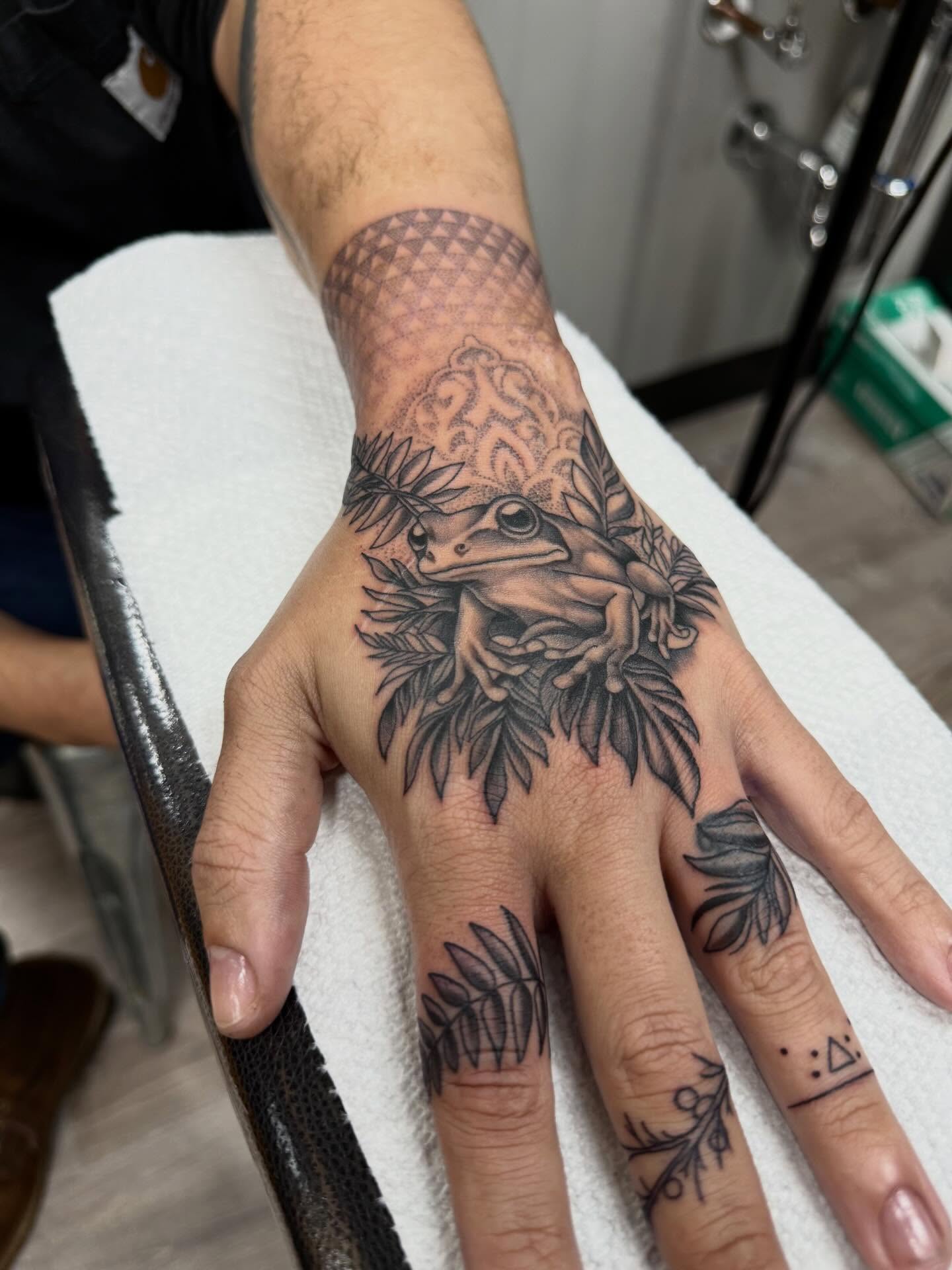 Frog and leaves realism tattoo on the hand by Diana Guillette