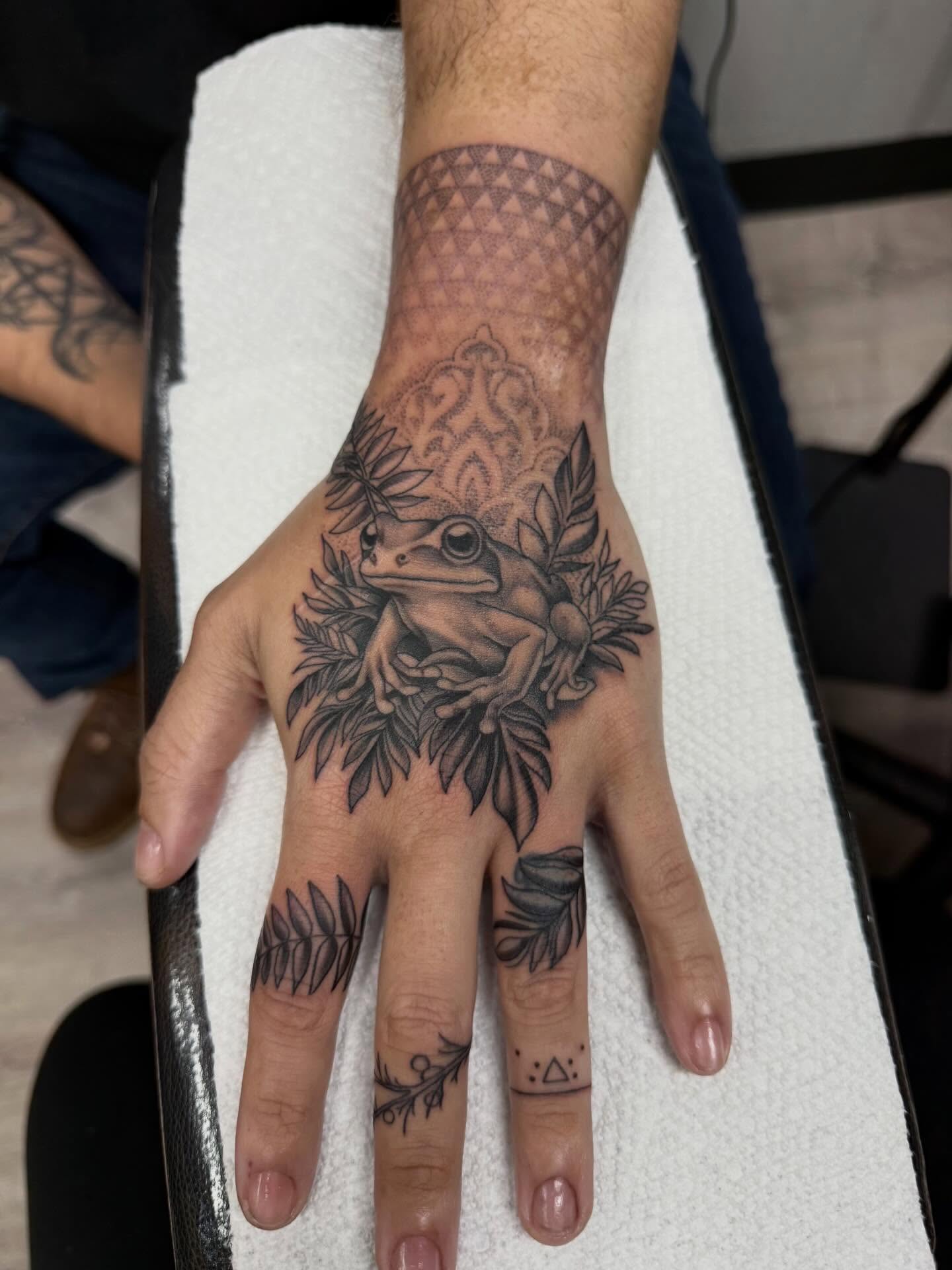Frog and leaves realism tattoo on the hand by Diana Guillette