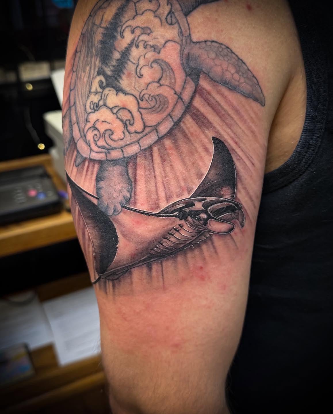 Manta ray and turtle realism tattoo on the upper arm by 𝔻𝕖𝕣𝕣𝕚𝕔𝕜 𝔹𝕦𝕪𝕖𝕒, East Aurora, New York