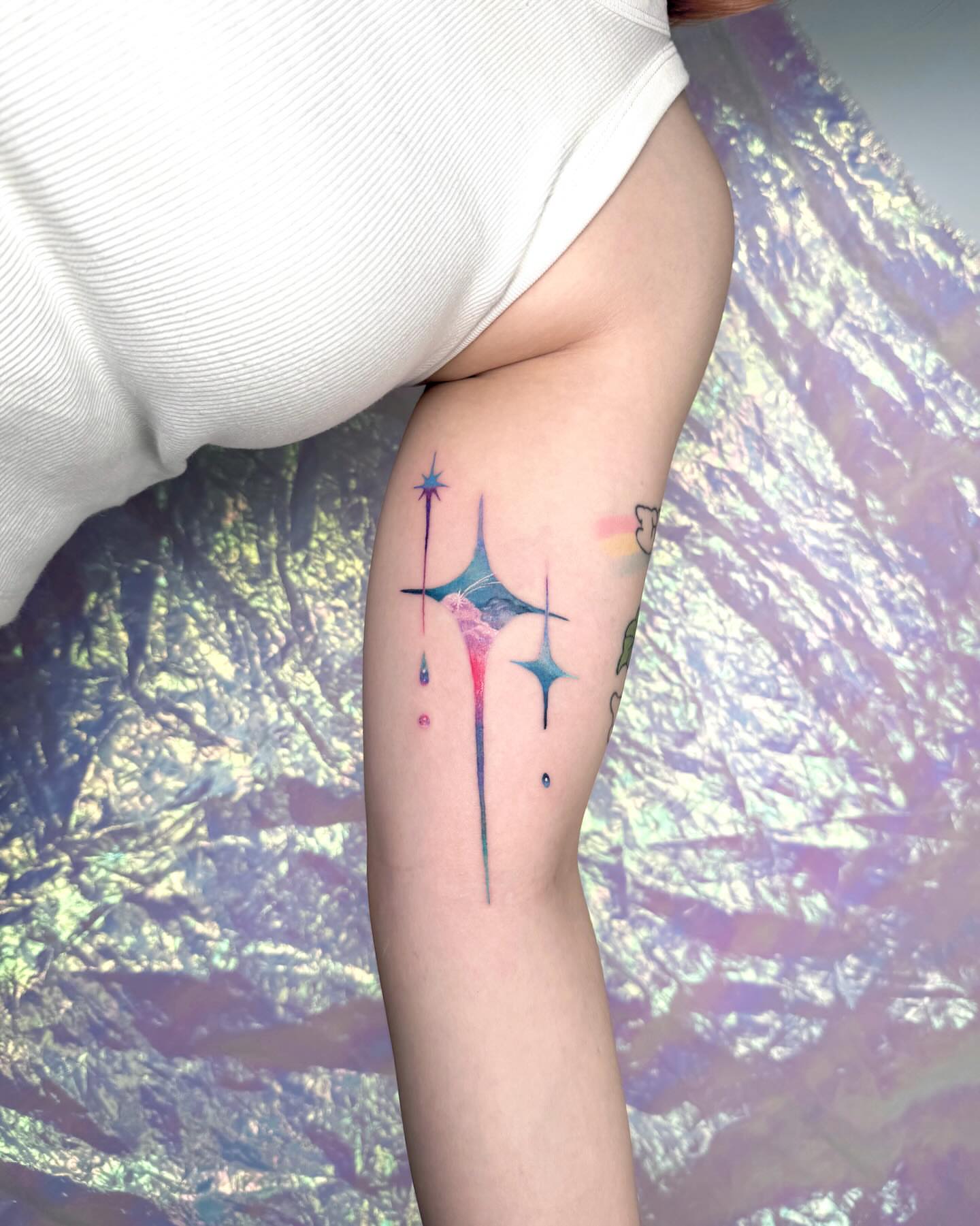 Abstract stars watercolor tattoo on the thigh by 밍꽈 타투