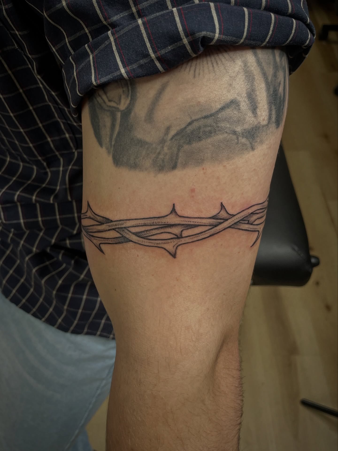 Thorns black and grey tattoo on the thigh by Francesca Siwa