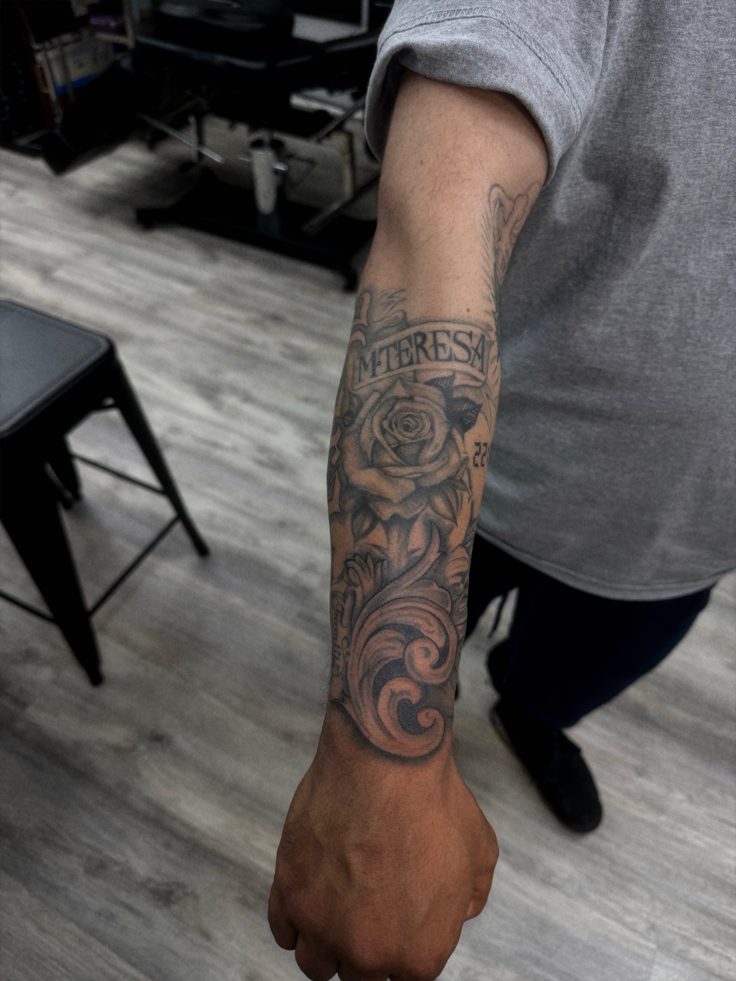 Rose and scrollwork black and grey tattoo on the forearm by 🕸️EC🥷🏼🌁🇲🇽🕸️