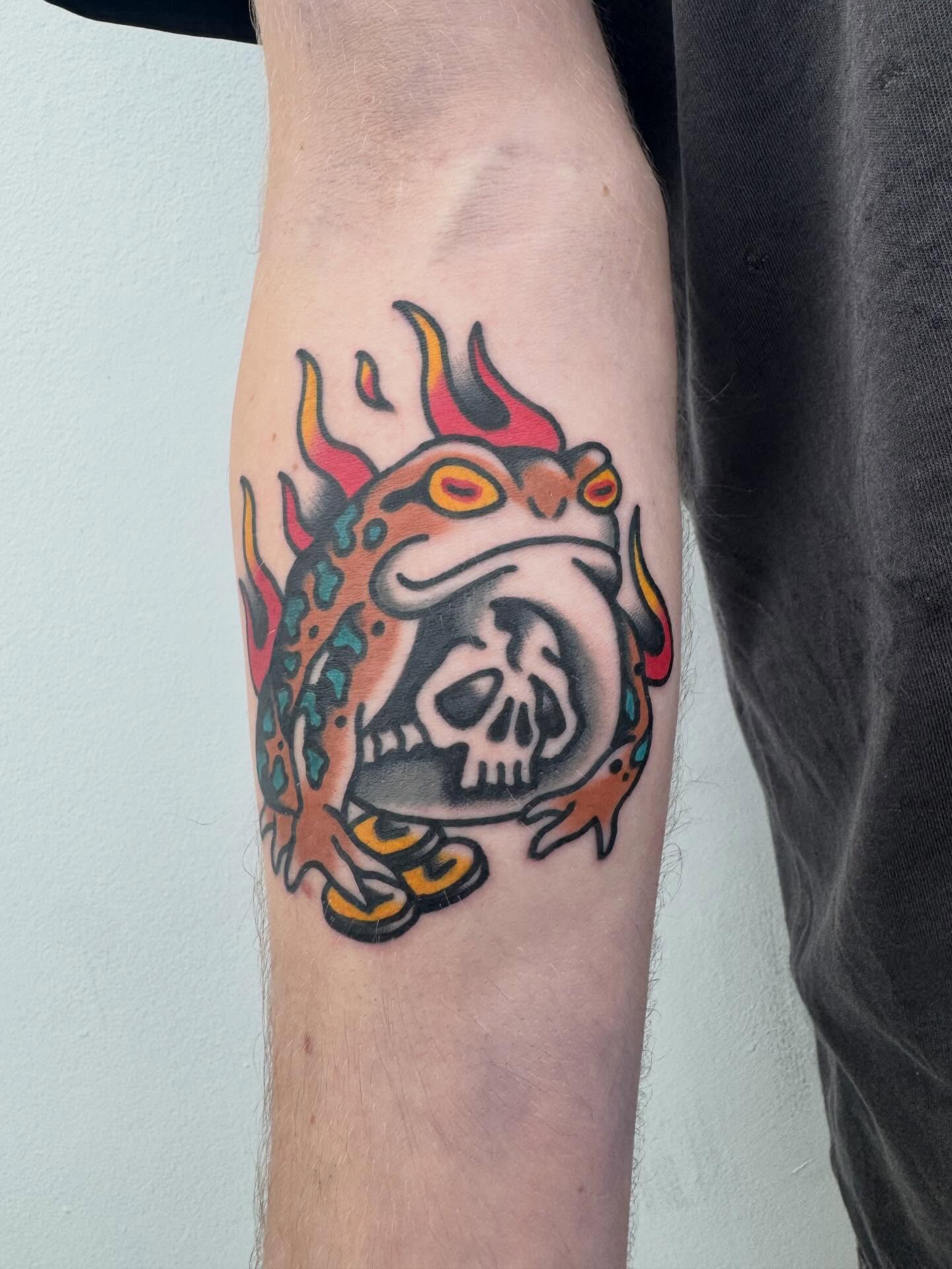 Frog and skull American traditional tattoo on the forearm by Oldschool Tattooer