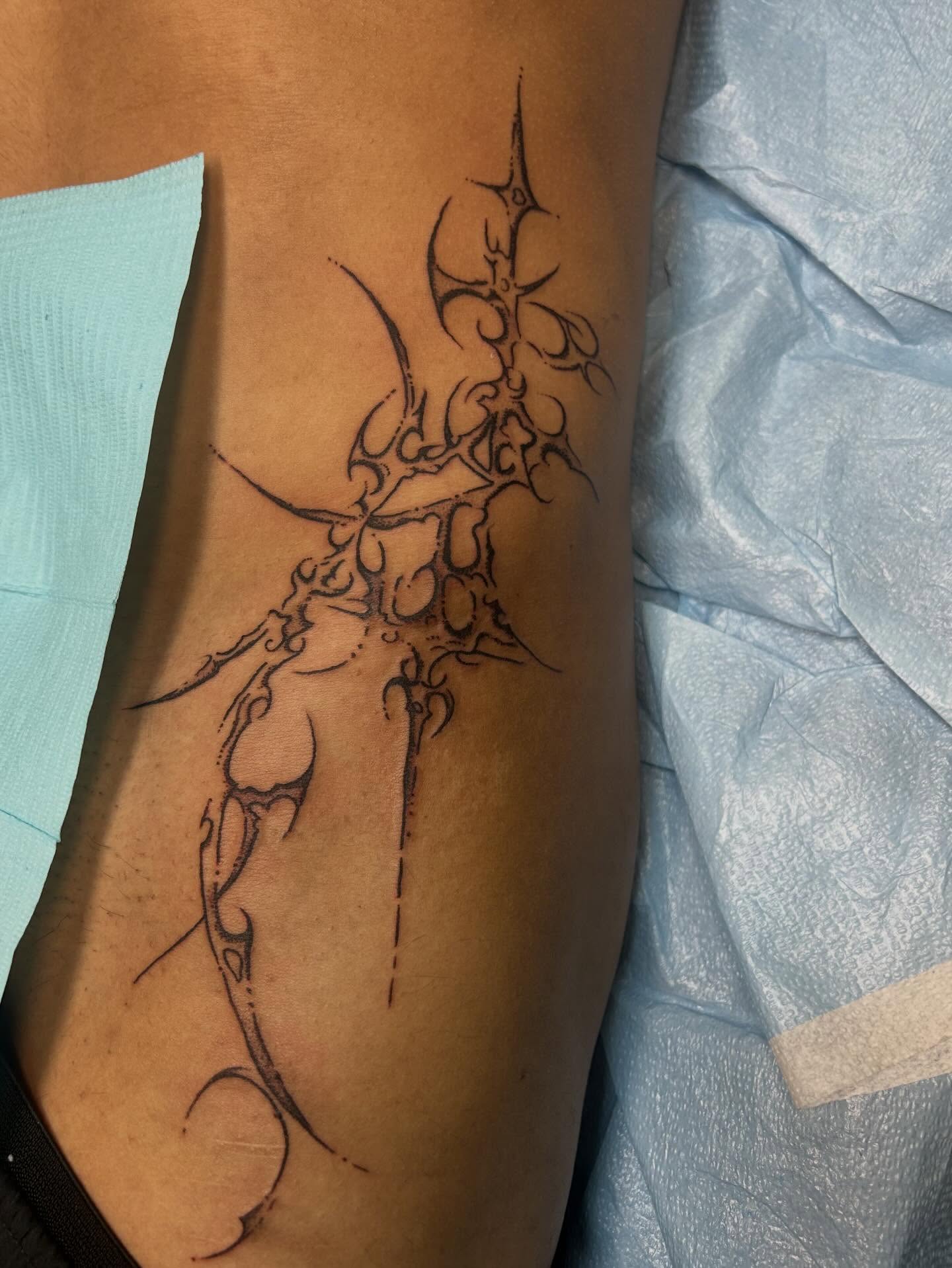 Abstract design tribal tattoo on the thigh by Bria🩸