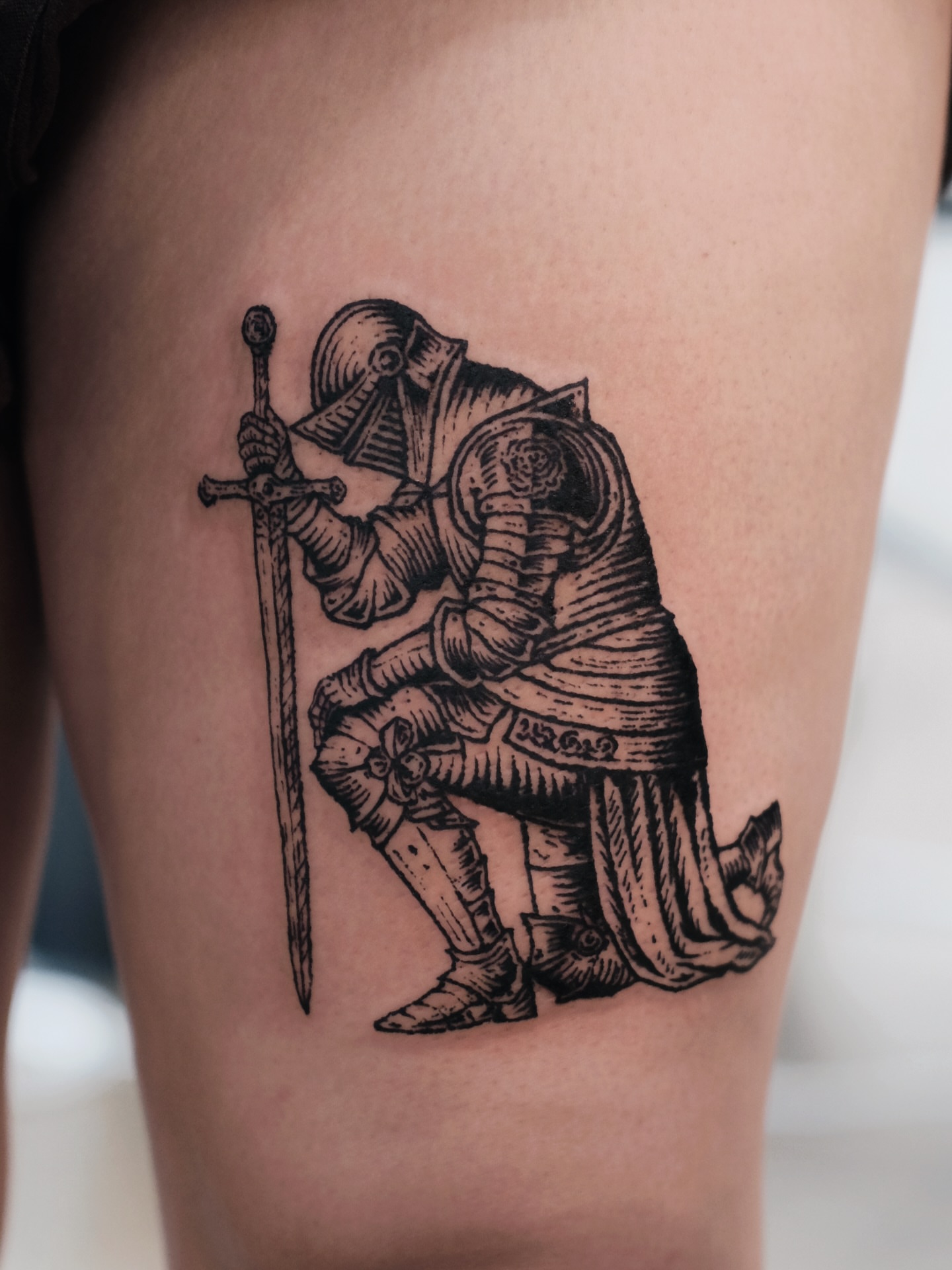 Knight black and grey tattoo on the thigh by ꜰʟᴏʀᴀ ᴡᴏᴏᴅᴄᴜᴛ ᴛᴀᴛᴛᴏᴏ