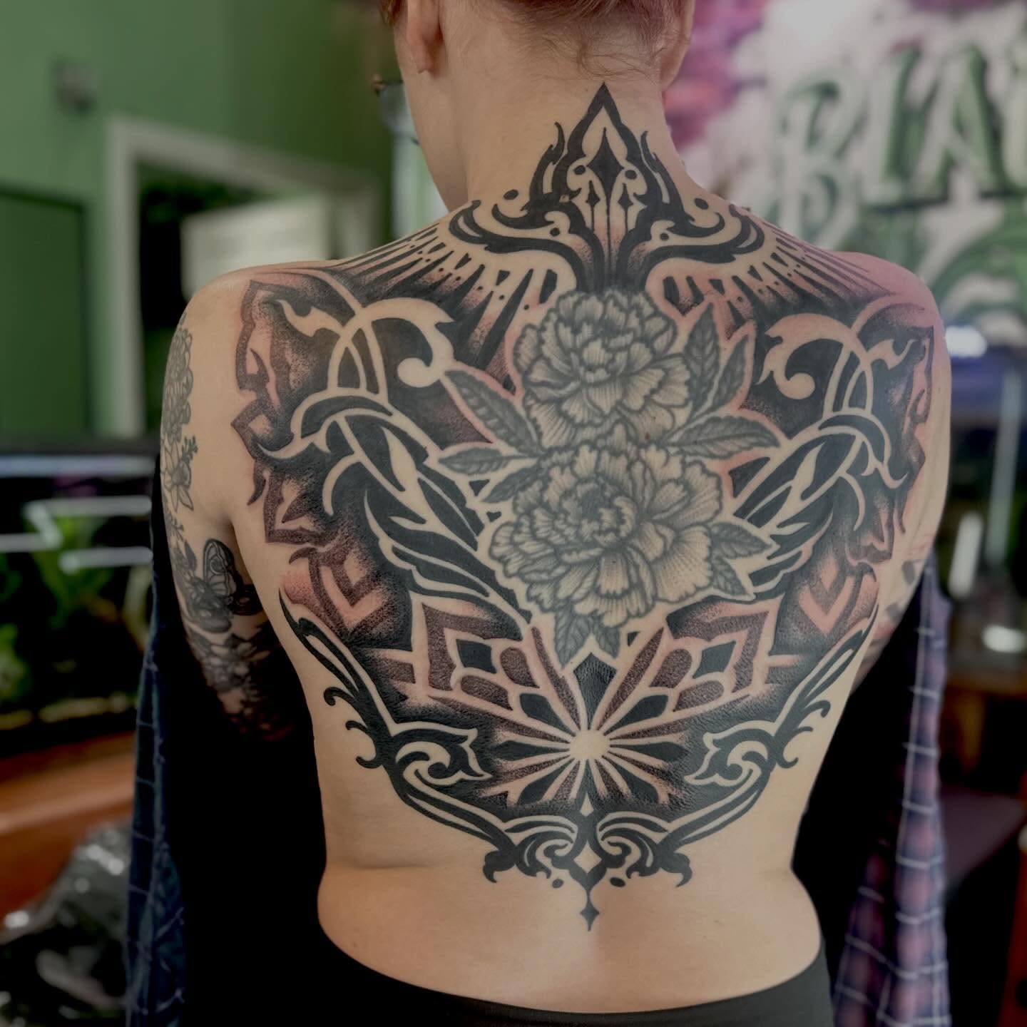 Floral mandala dotwork tattoo on the back by Leeuh Vandever